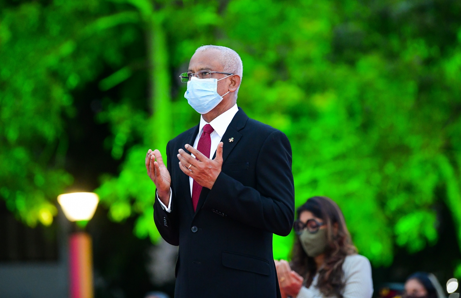 މާލެ: ޖުލައި 26، 2020- ރާއްޖޭގެ 55 ވަނަ މިނިވަން ދުވަހުގެ މުނާސަބަތުގައި ދިދަ ނެގުމަށް ޖުމްހޫރީ މައިދާނުގައި ބޭއްވި ރަސްމިއްޔާތުގައި ކުރި ދުއާގައި ރައީސް އިބްރާހިމް މުހައްމަދު ސޯލިހު ބައިވެރިވެވަޑައިގަންނަވަނީ.---ފޮޓޯ: އަހުމަދު އަވްޝަން/މިހާރު