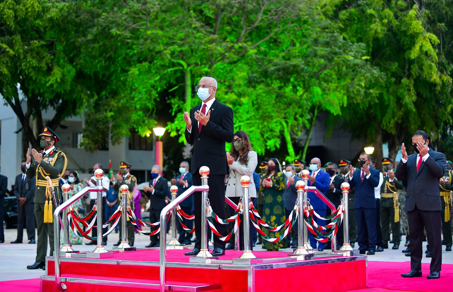 މާލެ: ޖުލައި 26، 2020- ރާއްޖޭގެ 55 ވަނަ މިނިވަން ދުވަހުގެ މުނާސަބަތުގައި ދިދަ ނެގުމަށް ޖުމްހޫރީ މައިދާނުގައި ބޭއްވި ރަސްމިއްޔާތުގައި ކުރި ދުއާގައި ރައީސް އިބްރާހިމް މުހައްމަދު ސޯލިހާއި އެހެން ބޭފުޅުން ބައިވެރިވެވަޑައިގަންނަވަނީ.---ފޮޓޯ: އަހުމަދު އަވްޝަން/މިހާރު