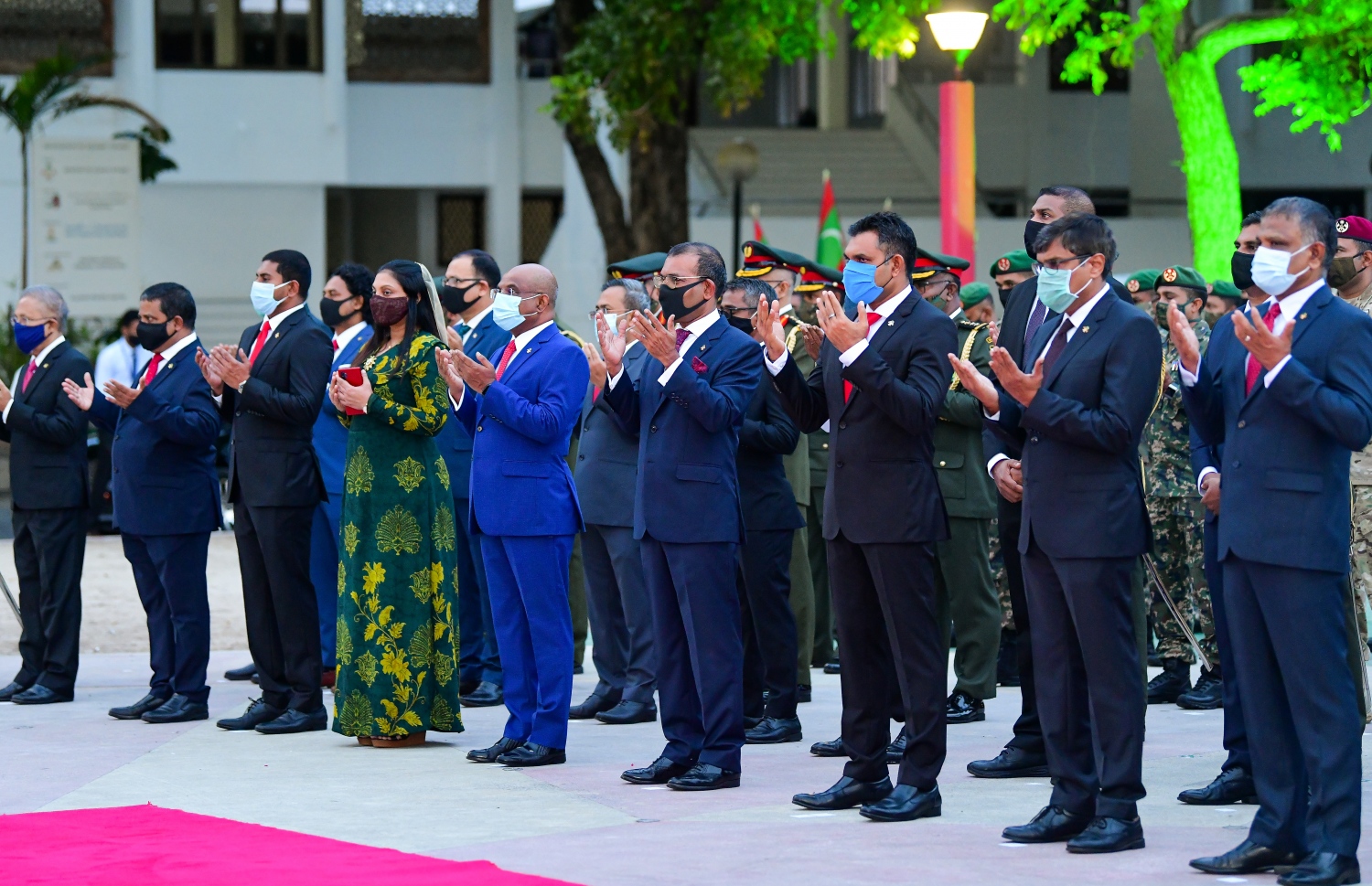 މާލެ: ޖުލައި 26، 2020- ރާއްޖޭގެ 55 ވަނަ މިނިވަން ދުވަހުގެ މުނާސަބަތުގައި ދިދަ ނެގުމަށް ޖުމްހޫރީ މައިދާނުގައި ބޭއްވި ރަސްމިއްޔާތުގައި ކުރި ދުއާގައި ދައުލަތުގެ އިސްވެރިން ބައިވެރިވެވަޑައިގަންނަވަނީ.---ފޮޓޯ: އަހުމަދު އަވްޝަން/މިހާރު