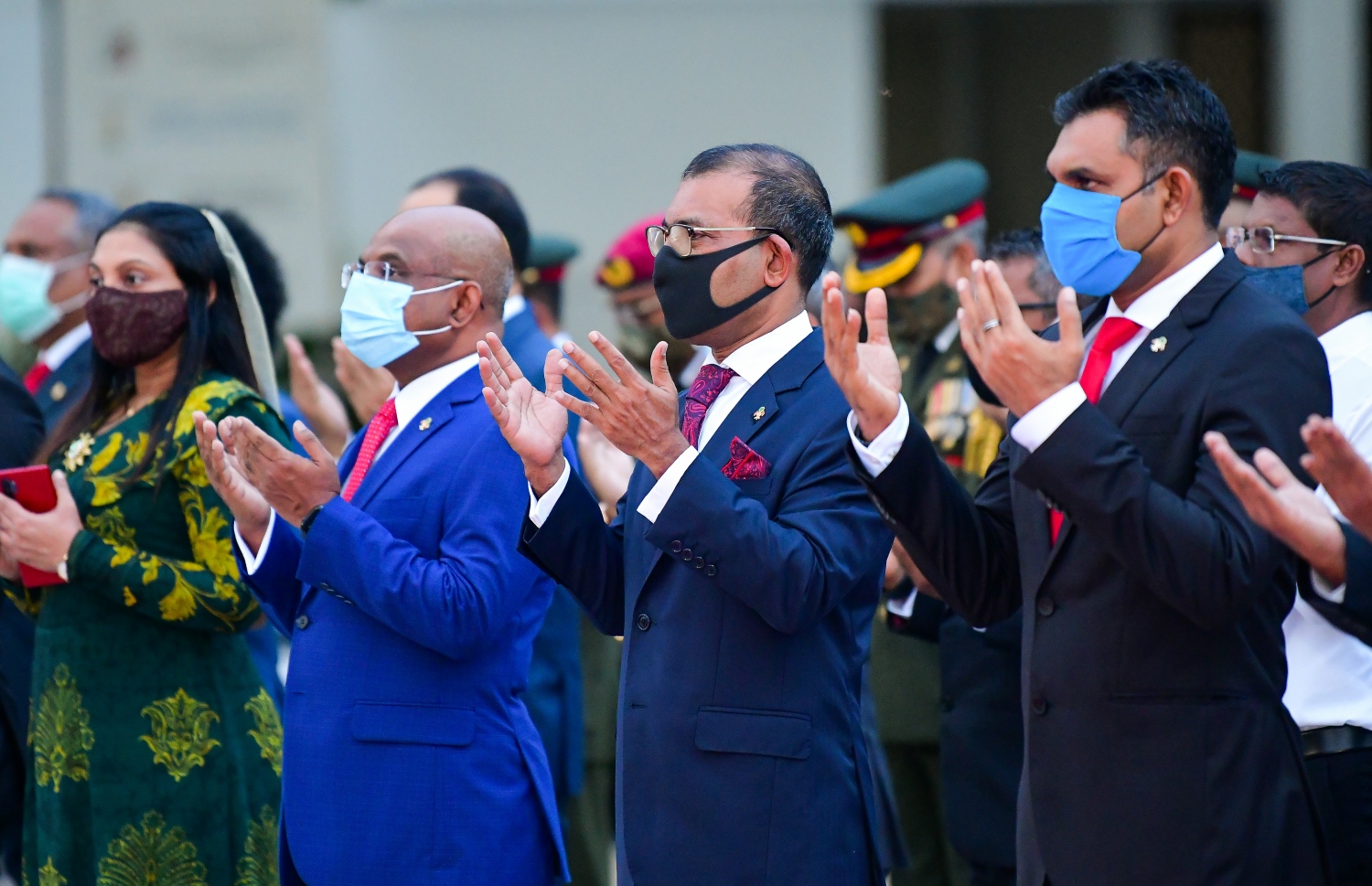 މާލެ: ޖުލައި 26، 2020- ރާއްޖޭގެ 55 ވަނަ މިނިވަން ދުވަހުގެ މުނާސަބަތުގައި ދިދަ ނެގުމަށް ޖުމްހޫރީ މައިދާނުގައި ބޭއްވި ރަސްމިއްޔާތުގައި ކުރި ދުއާގައި (ކ-ވ) ނައިބު ރައީސް ފައިސަލް، ކުރީގެ ރައީސް ނަޝީދު، ފޮރިން މިނިސްޓަރު ޝާހިދު އަދި އެޑިއުކޭޝަން މިނިސްޓަރު އާއިޝާ ބައިވެރިވެވަޑައިގަންނަވަނީ.---ފޮޓޯ: އަހުމަދު އަވްޝަން/މިހާރު