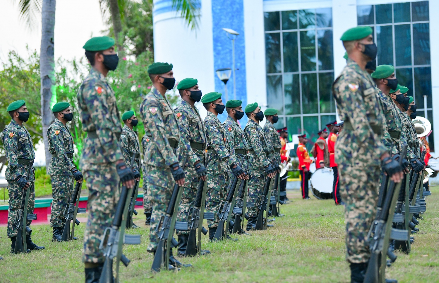 މާލެ: ޖުލައި 26، 2020- ރާއްޖޭގެ 55 ވަނަ މިނިވަން ދުވަހުގެ މުނާސަބަތުގައި ދިދަ ނެގުމަށް ޖުމްހޫރީ މައިދާނުގައި ބޭއްވި ރަސްމިއްޔާތުގައި ސިފައިން ބައިވެރިވަނީ.---ފޮޓޯ: އަހުމަދު އަވްޝަން/މިހާރު