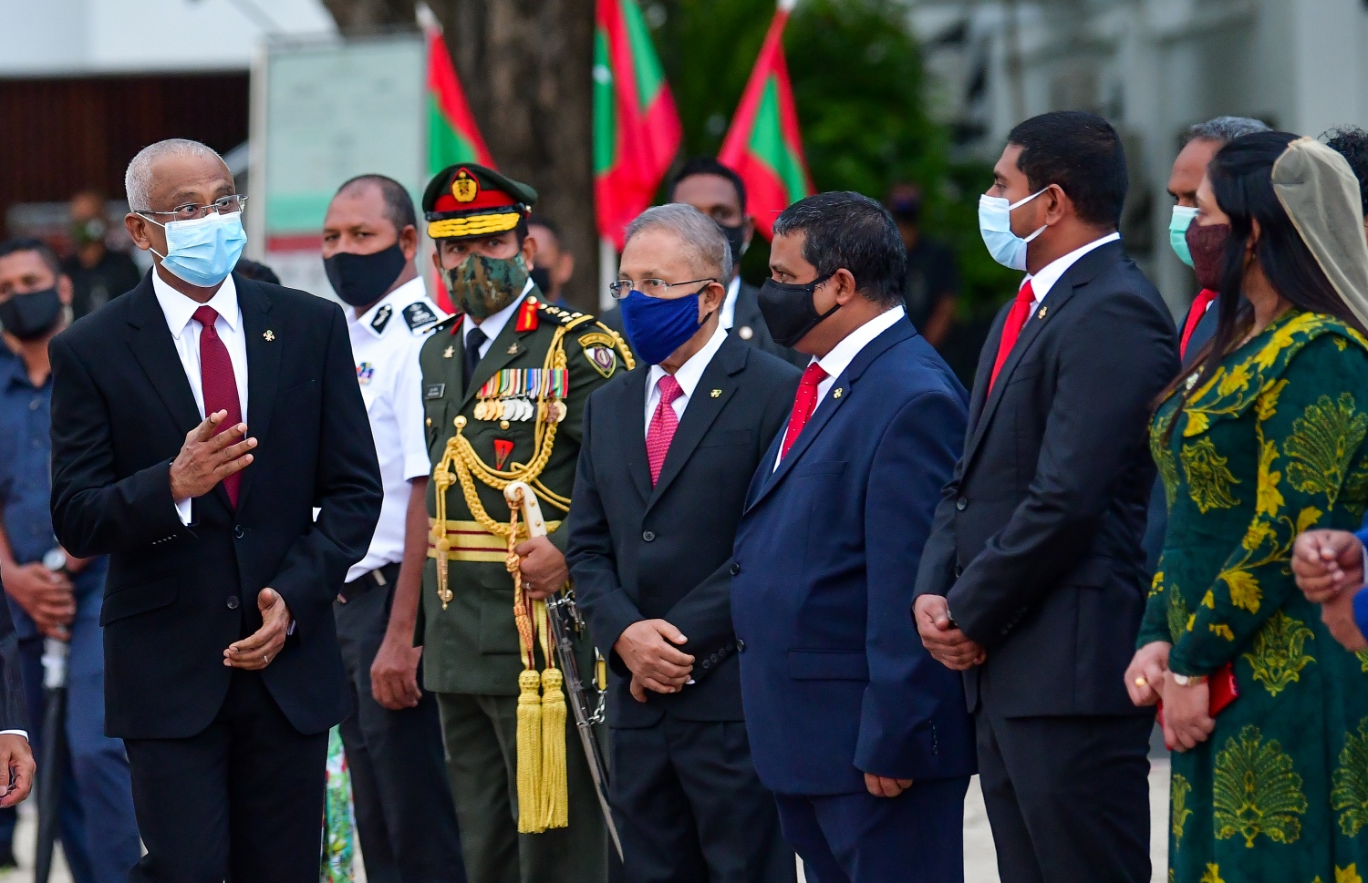 މާލެ: ޖުލައި 26، 2020- ރާއްޖޭގެ 55 ވަނަ މިނިވަން ދުވަހުގެ މުނާސަބަތުގައި ދިދަ ނެގުމަށް ޖުމްހޫރީ މައިދާނުގައި ބޭއްވި ރަސްމިއްޔާތުގައި ރައީސް އިބްރާހިމް މުހައްމަދު ސޯލިހު ބައެއް ވަޒީރުންނާ ވާހަކަފުޅު ދައްކަވަނީ.---ފޮޓޯ: އަހުމަދު އަވްޝަން/މިހާރު