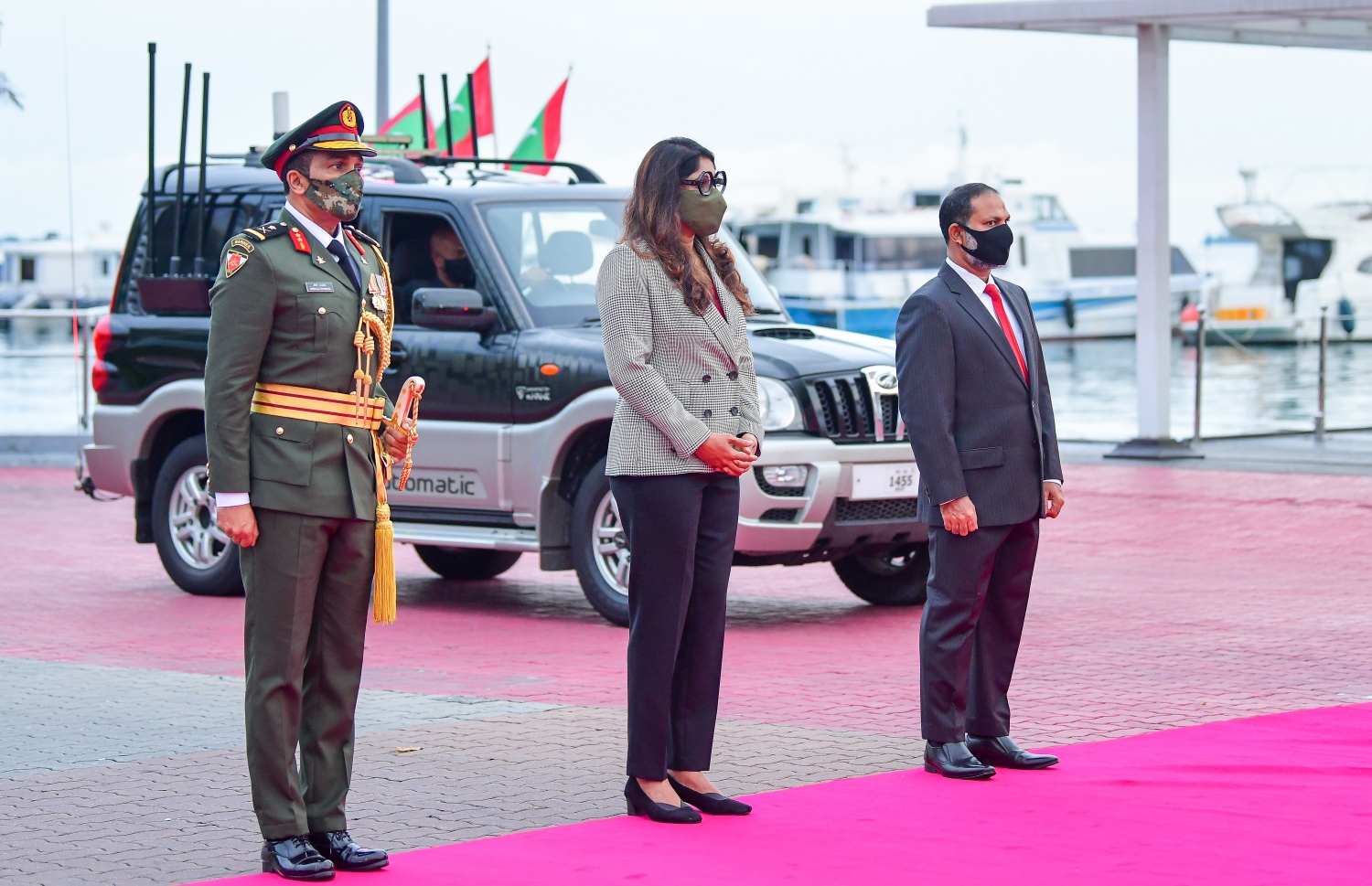 މާލެ: ޖުލައި 26، 2020- ރާއްޖޭގެ 55 ވަނަ މިނިވަން ދުވަހުގެ މުނާސަބަތުގައި ދިދަ ނެގުމަށް ޖުމްހޫރީ މައިދާނުގައި ބޭއްވި ރަސްމިއްޔާތުގައި ރައީސް އިބްރާހިމް މުހައްމަދު ސޯލިހަށް މަރުހަބާ ދެންނެވުމަށް ހޯމް މިނިސްޓަރު އިމްރާނާއި ޑިފެންސް މިނިސްޓަރު މާރިޔާ އަދި ޗީފް އޮފް ޑިފެންސް ފޮސް މޭޖާ ޖެނެރަލް ޝަމާލް ހުއްޓިވަޑައިގެން.---ފޮޓޯ: އަހުމަދު އަވްޝަން/މިހާރު