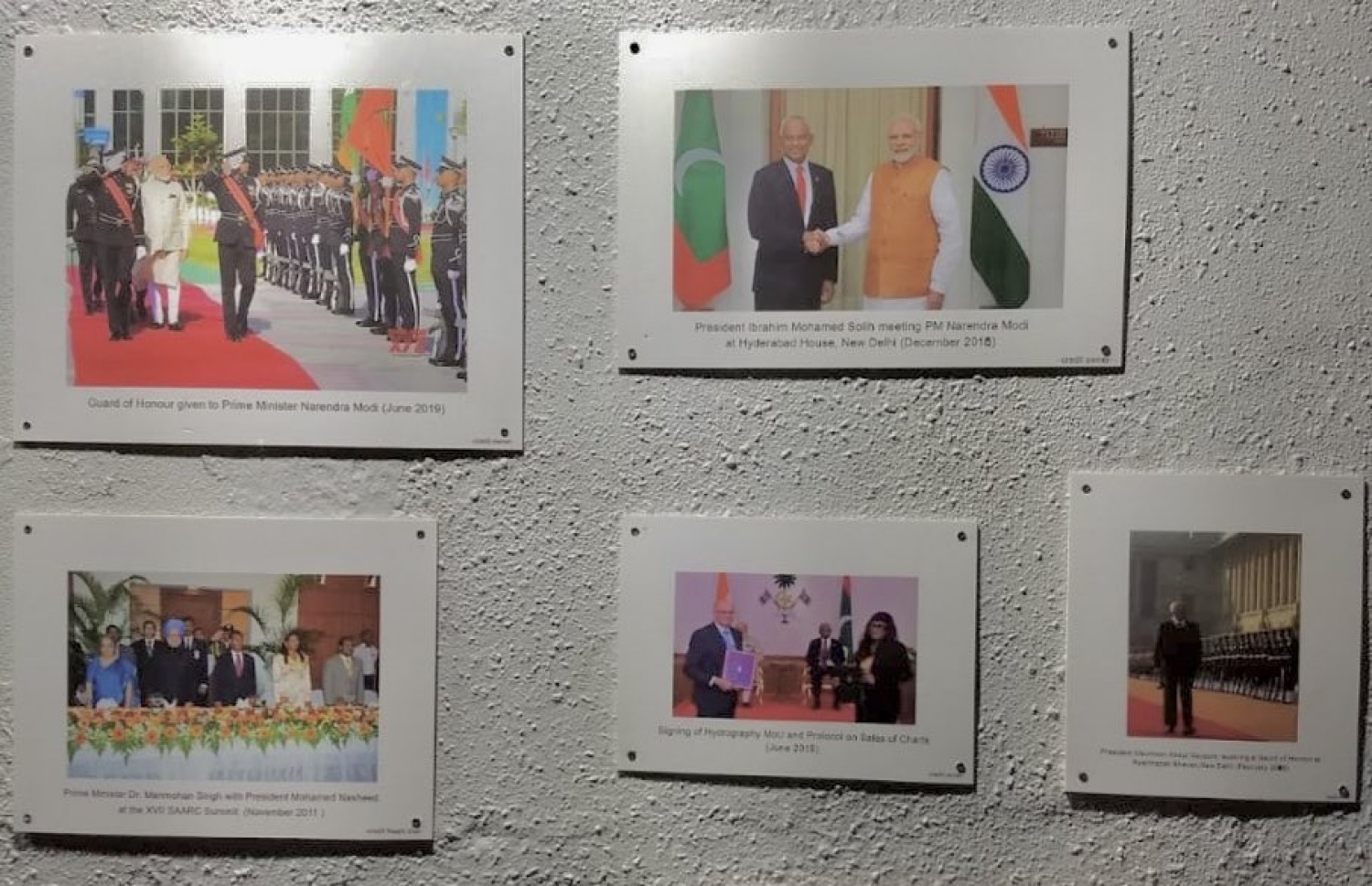 އިންޑިއާ ހައި ކޮމިޝަންގެގެ ފާރުގައި ރާއްޖެ އާއި އެ ގައުމުގެ ގުޅުން ދައްކުވައިދޭ ފޮޓޯތައް ހަރުކޮށްފައި-- ފޮޓޯ: އިންޑިއާ އިން މޯލްޑިވްސް