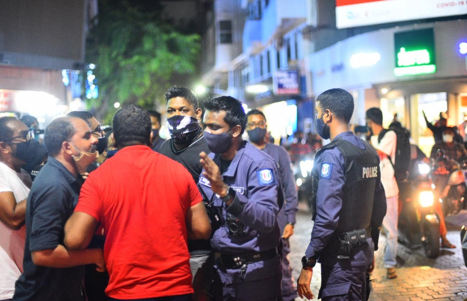 މުޒާހަރާއަށް ފުލުހުން ހުރަސް އަޅަނީ -- މިހާރު ފޮޓޯ/އަހުމަދު އަވްޝަން