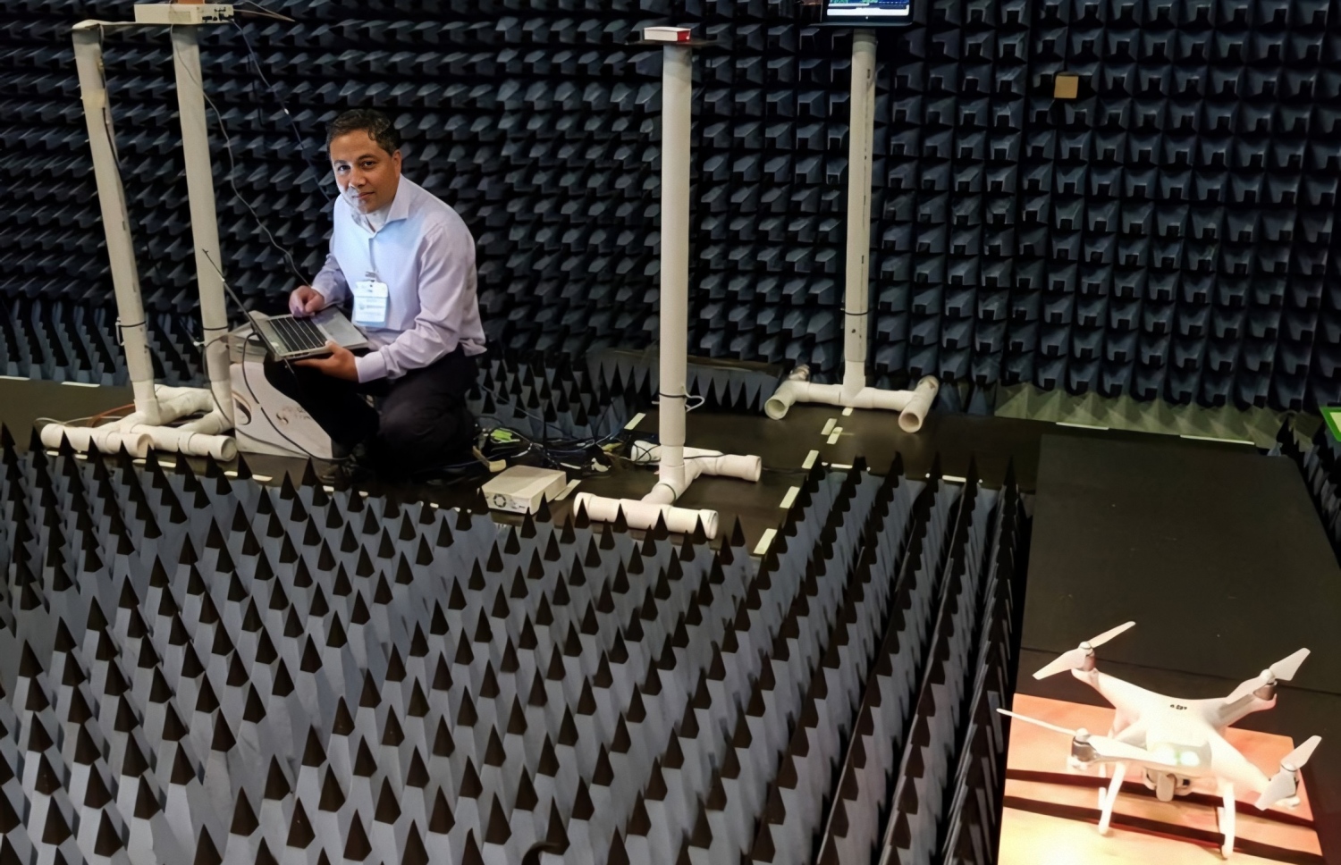 ޑރ. ޝަކީލް އުފެއްދެވި ޑްރޯންއާ ގުޅޭ ޓެކްނޮލޮޖީ، ލެބޯޓަރީގައި ޓެސްޓު ކުރައްވަނީ