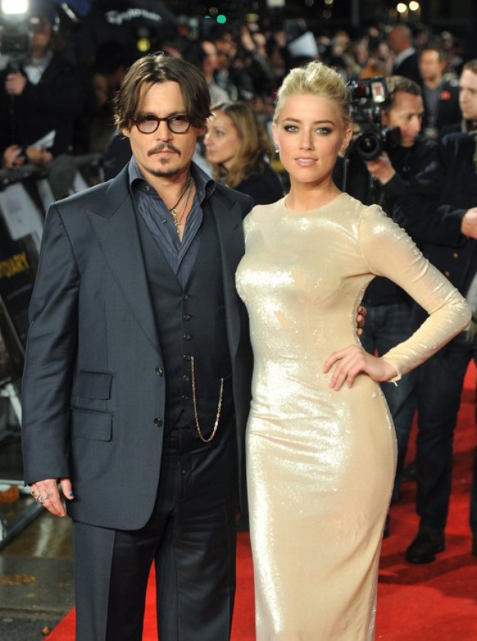 ޖޯނީ ޑެޕް އާއި އެމްބާ ހާޑް: ދެތަރިން ފުރަތަމަ ދިމާވީ 2009 ގައި "ދި ރަމް ޑައިރީ" އިން.