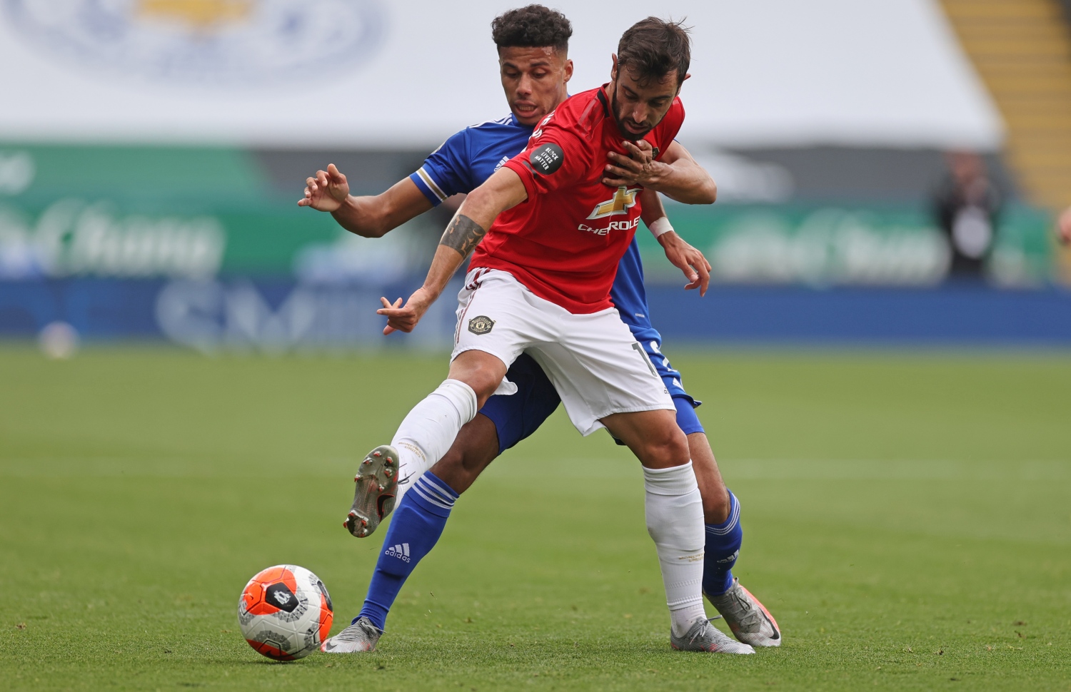 މެންޗެސްޓާ ޔުނައިޓެޑުގެ ބްރުނޯ ފެނާންޑޭޒް (ކ) އަތުން ބޯޅަ ހޯދަން ލެސްޓާގެ ޖޭމްސް ޖަސްޓިން މަސައްކަތްކުރަނީ. --ފޮޓޯ: އޭއެފްޕީ