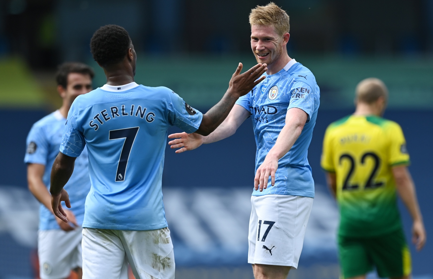 މެންޗެސްޓާ ސިޓީގެ ކެވިން ޑި ބްރޭނާ (ކ) އަށް އެ ޓީމުގެ ރަހީމް ސްޓާލިން މަރުހަބާ ކިޔަނީ. --ފޮޓޯ: އޭއެފްޕީ