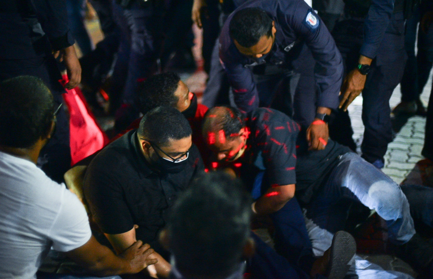 މާލެ: ޖުލައި 26، 2020- ސަރުކާރުގެ އިސްތިއުފާ އަށް ގޮވައި، އިދިކޮޅު ކޯލިޝަނުން ބޭއްވި މުޒާހަރާ ހުއްޓުވަން ފުލުހުން މަސައްކަތް ކުރަނީ: މިއީ ސަރުކާރާ ދެކޮޅު އިހުތިޖާޖުތަކުގެ ފެށުން ކަމަށާއި ދެން ކޮންމެ ވަގުތަކު ވެސް ނުކުންނަން ޖެހިދާނެ ކަމަށް ޕީޕީއެމް/ޕީއެންސީގެ ލީޑަޝިޕުން މިރޭ އިއުލާންކުރި.---ފޮޓޯ: އަހުމަދު އަވްޝަން/މިހާރު