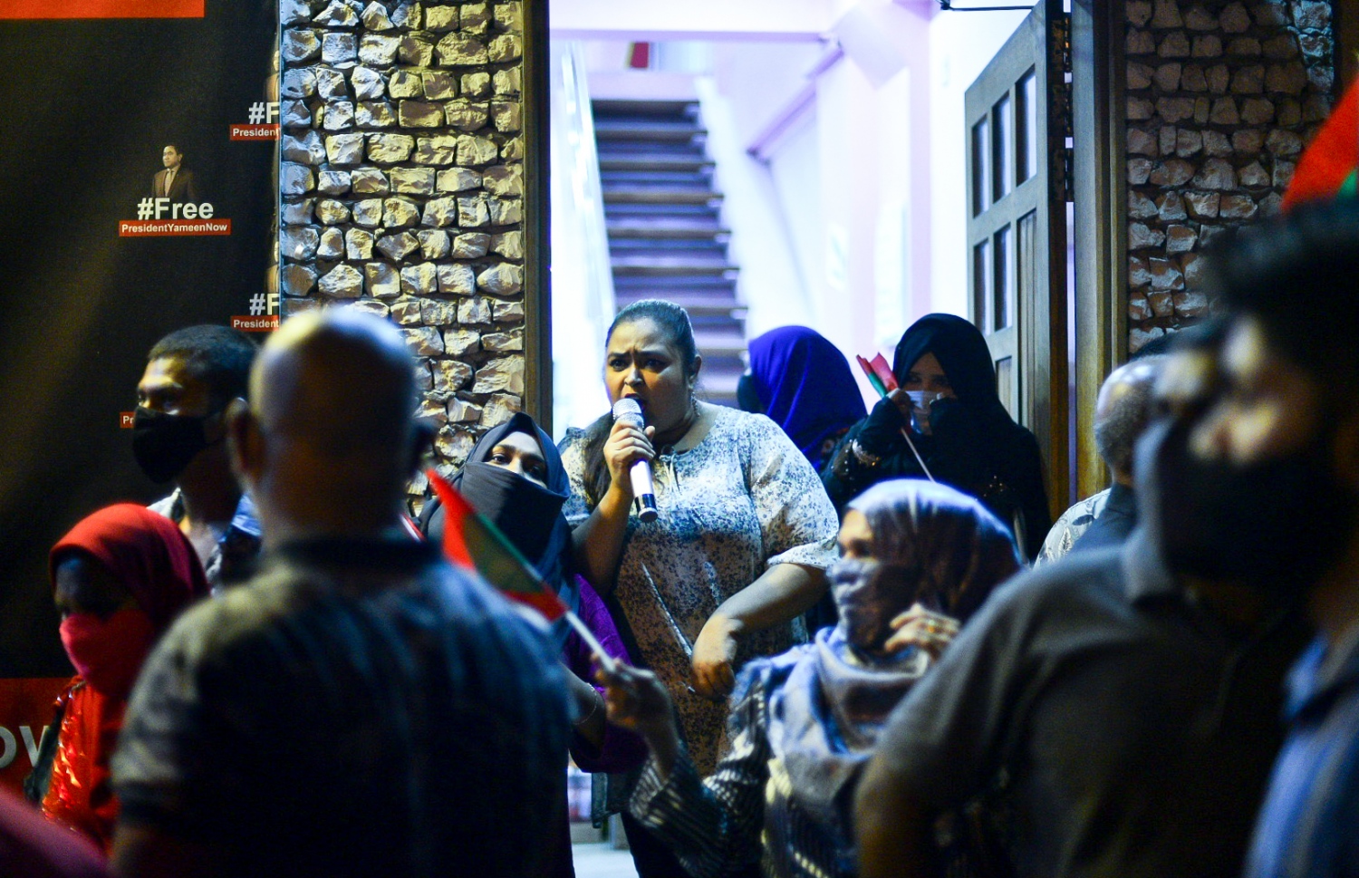 މާލެ: ޖުލައި 26، 2020- ސަރުކާރުގެ އިސްތިއުފާ އަށް ގޮވައި، އިދިކޮޅު ކޯލިޝަނުން ބޭއްވި މުޒާހަރާގެ ބައިވެރިއަކު ވާހަކަ ދައްކަނީ: މިއީ ސަރުކާރާ ދެކޮޅު އިހުތިޖާޖުތަކުގެ ފެށުން ކަމަށާއި ދެން ކޮންމެ ވަގުތަކު ވެސް ނުކުންނަން ޖެހިދާނެ ކަމަށް ޕީޕީއެމް/ޕީއެންސީގެ ލީޑަޝިޕުން މިރޭ އިއުލާންކުރި.---ފޮޓޯ: އަހުމަދު އަވްޝަން/މިހާރު