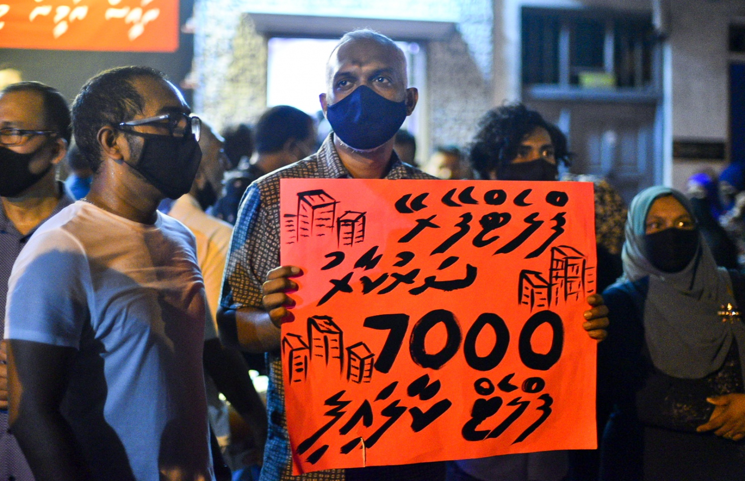 މާލެ: ޖުލައި 26، 2020- އިދިކޮޅު ކޯލިޝަނުން ޕީޕީއެމްގެ އޮފީސް ކުރިމަތީގައި ބޭއްވި އެއްވުމުގައި، ކުރީގެ ހައުސިން މިނިސްޓަރު ޑރ. މުއިއްޒު، ޔާމީން ސަރުކާރުން ހުޅުމާލޭގައި އިމާރާތްކުރާ 7،000 ފްލެޓު މި ސަރުކާރުން ދޫނުކޮށްގެން ޝުއޫރު ފާޅުކުރައްވަނީ: މިއީ ސަރުކާރާ ދެކޮޅު އިހުތިޖާޖުތަކުގެ ފެށުން ކަމަށާއި ދެން ކޮންމެ ވަގުތަކު ވެސް ނުކުންނަން ޖެހިދާނެ ކަމަށް ޕީޕީއެމް/ޕީއެންސީގެ ލީޑަޝިޕުން މިރޭ އިއުލާންކުރި.---ފޮޓޯ: އަހުމަދު އަވްޝަން/މިހާރު