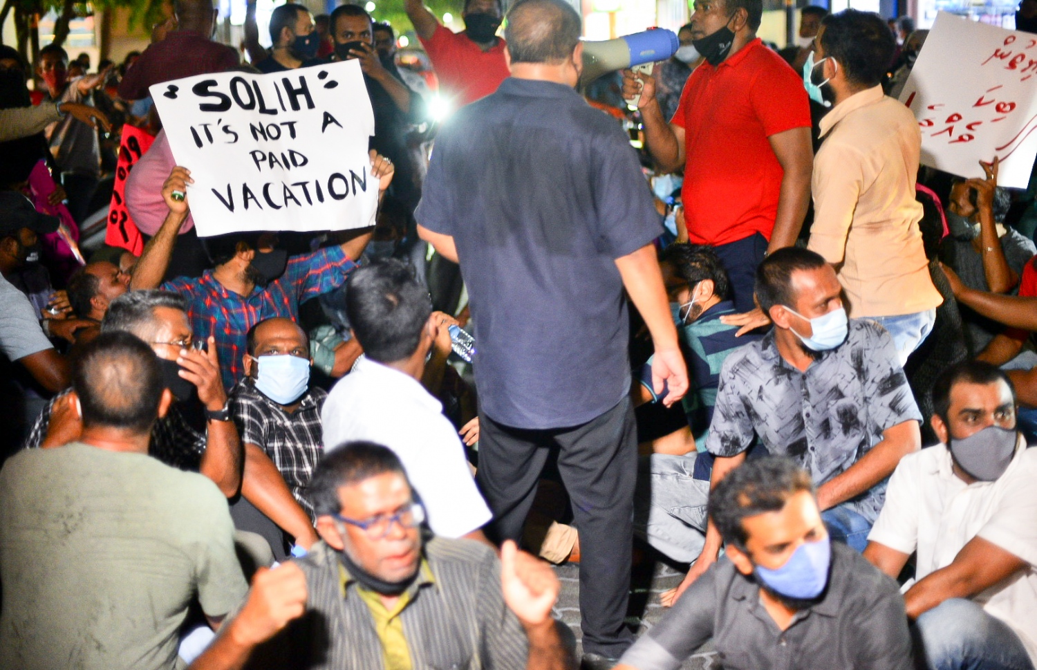 މާލެ: ޖުލައި 26، 2020- ސަރުކާރުގެ އިސްތިއުފާ އަށް ގޮވައި، އިދިކޮޅު ކޯލިޝަނުން ބޭއްވި މުޒާހަރާގެ ތެރެއިން: މިއީ ސަރުކާރާ ދެކޮޅު އިހުތިޖާޖުތަކުގެ ފެށުން ކަމަށާއި ދެން ކޮންމެ ވަގުތަކު ވެސް ނުކުންނަން ޖެހިދާނެ ކަމަށް ޕީޕީއެމް/ޕީއެންސީގެ ލީޑަޝިޕުން މިރޭ އިއުލާންކުރި.---ފޮޓޯ: އަހުމަދު އަވްޝަން/މިހާރު