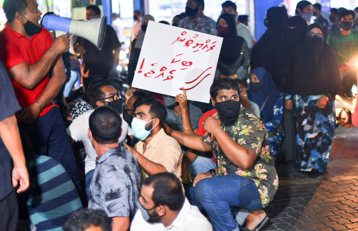 މާލެ: ޖުލައި 26، 2020- ސަރުކާރުގެ އިސްތިއުފާ އަށް ގޮވައި، އިދިކޮޅު ކޯލިޝަނުން ބޭއްވި މުޒާހަރާގެ ތެރެއިން: މިއީ ސަރުކާރާ ދެކޮޅު އިހުތިޖާޖުތަކުގެ ފެށުން ކަމަށާއި ދެން ކޮންމެ ވަގުތަކު ވެސް ނުކުންނަން ޖެހިދާނެ ކަމަށް ޕީޕީއެމް/ޕީއެންސީގެ ލީޑަޝިޕުން މިރޭ އިއުލާންކުރި.---ފޮޓޯ: އަހުމަދު އަވްޝަން/މިހާރު