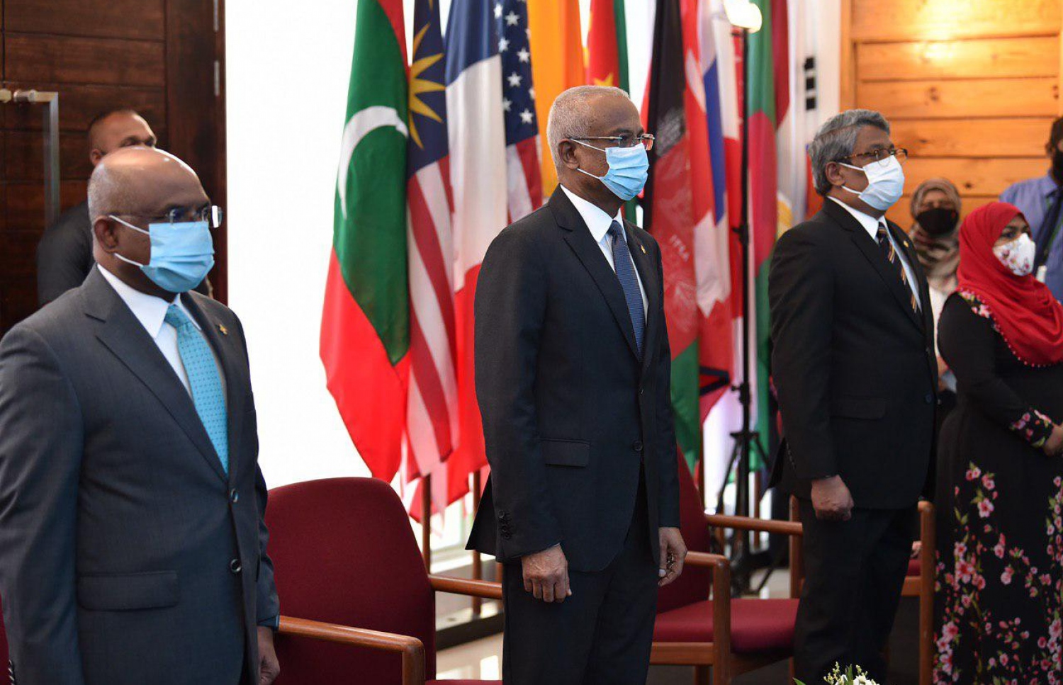 ފޮރިން މިނިސްޓްރީގައި މިއަދު ބޭއްވި ރަސްމިއްޔާތުގައި، ރައީސް އިބްރާހިމް މުހައްމަދު ސޯލިހު (މ) އާއި ފޮރިން މިނިސްޓަރު ޝާހިދު (ވ) އަދި ފޮރިންގެ ސްޓޭޓް މިނިސްޓަރު ހަލީލް (ކ) ބައިވެރިވެވަޑައިގަންނަވަނީ.-- ފޮޓޯ: ރައީސް އޮފީސް