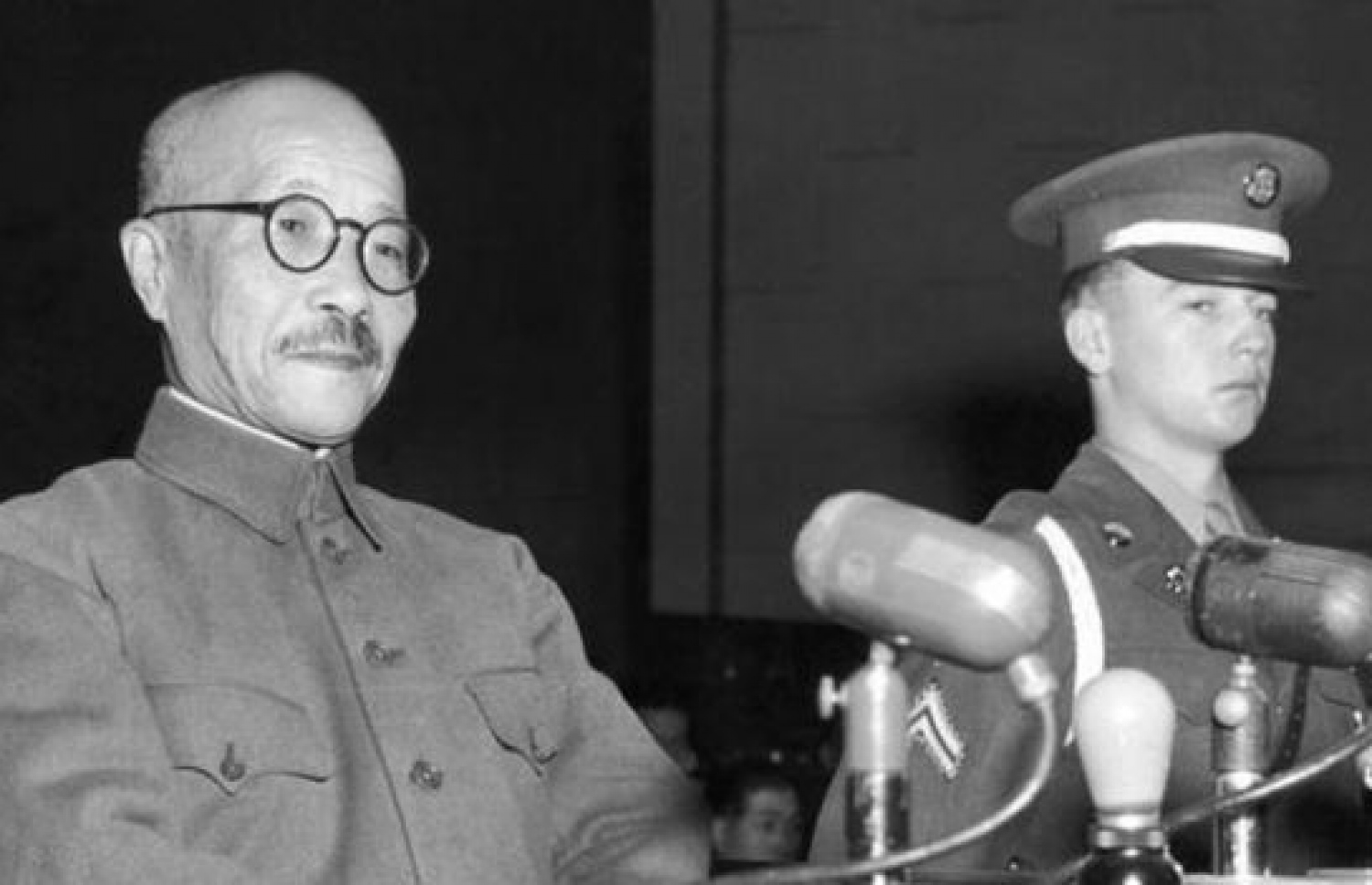 ދެވަނަ ބޮޑު ހަނގުރާމައިގެ ދުވަސްވަރު ޖަޕާނުގެ ބޮޑުވަޒީރަކަށް ހުންނެވި ހިޑޭކީ ޓޯޖޯ، ހެރީގެ މަތިހަމާ ވައްތަރު މަތިމަހެއްގައި.