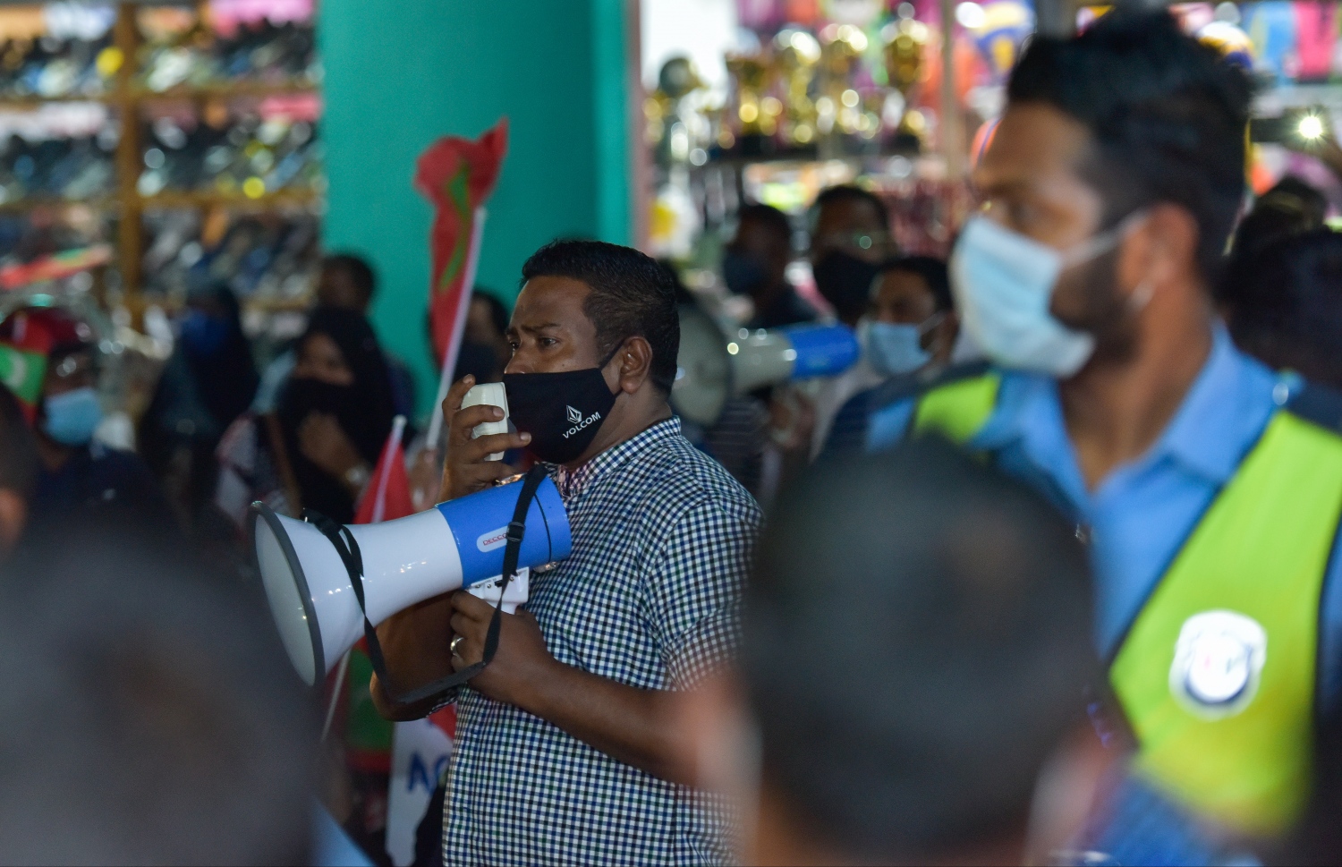 މާލެ: ޖުލައި 28، 2020- ރައީސް އިބްރާހިމް މުހައްމަދު ސޯލިހު އިސްތިއުފާ ދެއްވުމަށާއި ސަރުކާރުގެ އެކި ކަންކަމަށް ފާޑުކިޔަން އިދިކޮޅުން ފަށާފައިވާ ސިލްސިލާ މުޒާހަރާގެ މިރޭގެ އެއްވުމުގެ ތެރެއިން.---ފޮޓޯ: އަހުމަދު އަވްޝަން/މިހާރު