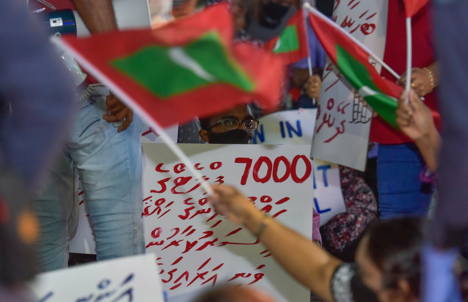 މާލެ: ޖުލައި 28، 2020- ރައީސް އިބްރާހިމް މުހައްމަދު ސޯލިހު އިސްތިއުފާ ދެއްވުމަށާއި ސަރުކާރުގެ އެކި ކަންކަމަށް ފާޑުކިޔަން އިދިކޮޅުން ފަށާފައިވާ ސިލްސިލާ މުޒާހަރާގެ މިރޭގެ އެއްވުމުގެ ތެރެއިން.---ފޮޓޯ: އަހުމަދު އަވްޝަން/މިހާރު