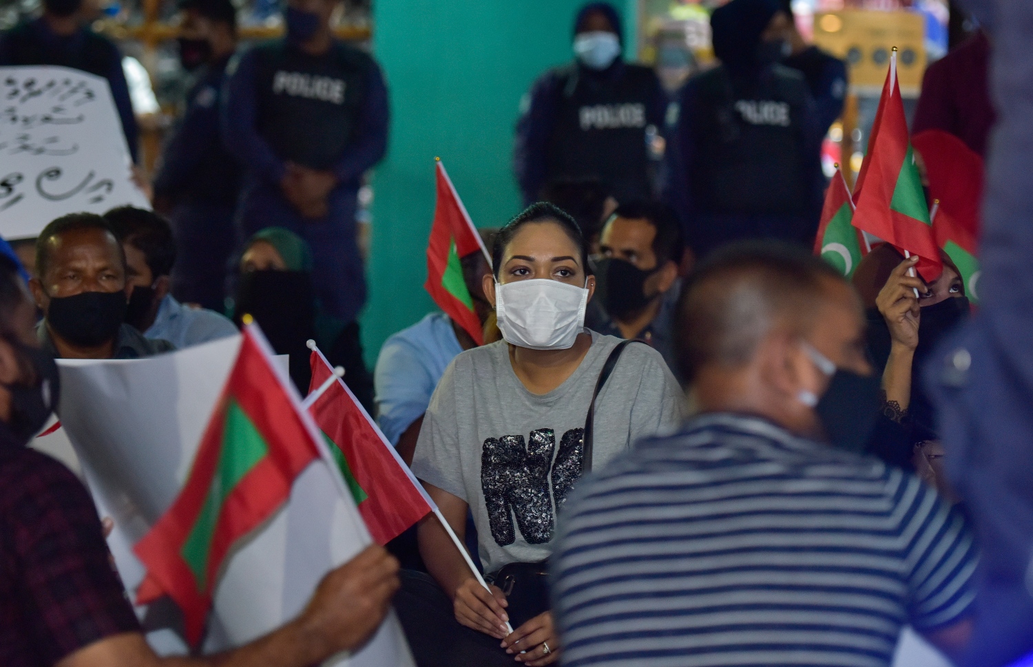 މާލެ: ޖުލައި 28، 2020- ރައީސް އިބްރާހިމް މުހައްމަދު ސޯލިހު އިސްތިއުފާ ދެއްވުމަށާއި ސަރުކާރުގެ އެކި ކަންކަމަށް ފާޑުކިޔަން އިދިކޮޅުން ފަށާފައިވާ ސިލްސިލާ މުޒާހަރާގެ މިރޭގެ އެއްވުމުގެ ތެރެއިން.---ފޮޓޯ: އަހުމަދު އަވްޝަން/މިހާރު