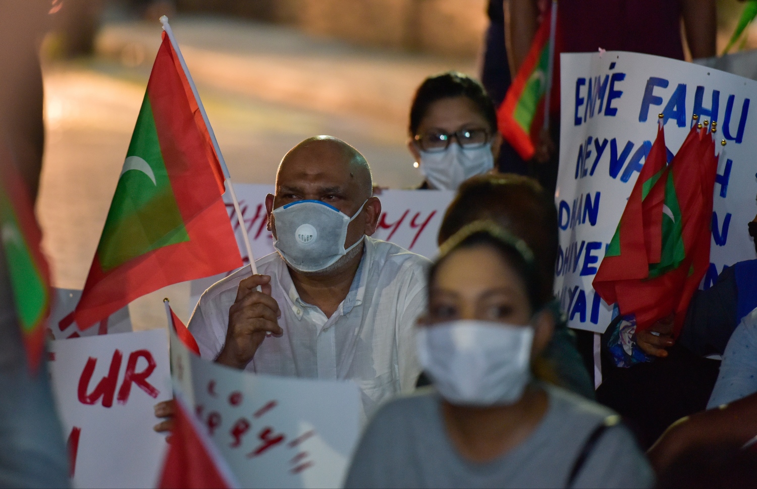 މާލެ: ޖުލައި 28، 2020- ރައީސް އިބްރާހިމް މުހައްމަދު ސޯލިހު އިސްތިއުފާ ދެއްވުމަށާއި ސަރުކާރުގެ އެކި ކަންކަމަށް ފާޑުކިޔަން އިދިކޮޅުން ފަށާފައިވާ ސިލްސިލާ މުޒާހަރާގެ މިރޭގެ އެއްވުމުގެ ތެރެއިން.---ފޮޓޯ: އަހުމަދު އަވްޝަން/މިހާރު