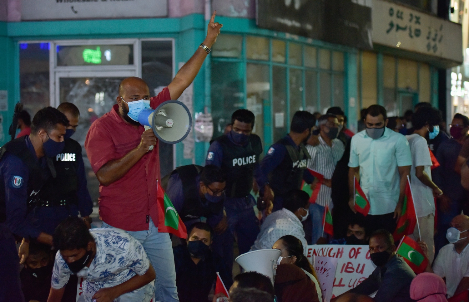 މާލެ: ޖުލައި 28، 2020- ރައީސް އިބްރާހިމް މުހައްމަދު ސޯލިހު އިސްތިއުފާ ދެއްވުމަށާއި ސަރުކާރުގެ އެކި ކަންކަމަށް ފާޑުކިޔަން އިދިކޮޅުން ފަށާފައިވާ ސިލްސިލާ މުޒާހަރާގެ މިރޭގެ ހަރަކާތުގައި ޕީއެންސީގެ ނައިބު ރައީސް އިބްރާހިމް ޝުޖާއު، މުޒާހަރާގެ ބައިވެރިންނާ ވާހަކަ ދައްކަވަނީ.---ފޮޓޯ: އަހުމަދު އަވްޝަން/މިހާރު