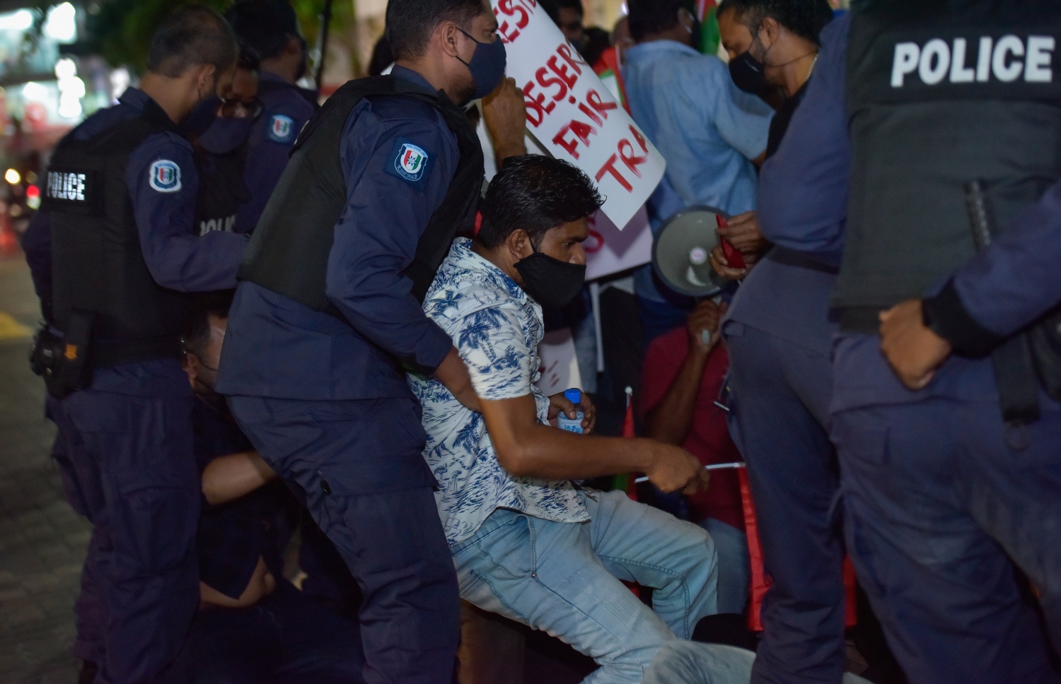 މާލެ: ޖުލައި 28، 2020- ރައީސް އިބްރާހިމް މުހައްމަދު ސޯލިހު އިސްތިއުފާ ދެއްވުމަށާއި ސަރުކާރުގެ އެކި ކަންކަމަށް ފާޑުކިޔަން އިދިކޮޅުން ފަށާފައިވާ ސިލްސިލާ މުޒާހަރާގެ މިރޭގެ ހަރަކާތް ރޫޅާލައި ފުލުހުން މީހުން ދުރަށް ޖައްސަނީ.---ފޮޓޯ: އަހުމަދު އަވްޝަން/މިހާރު