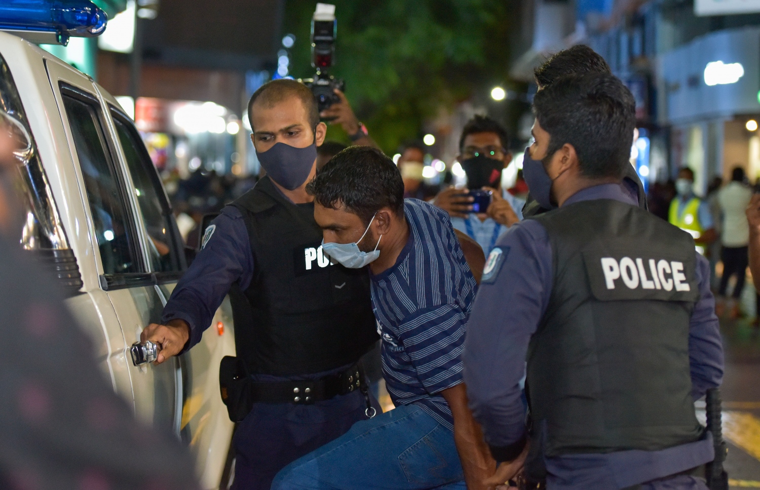 މާލެ: ޖުލައި 28، 2020- ރައީސް އިބްރާހިމް މުހައްމަދު ސޯލިހު އިސްތިއުފާ ދެއްވުމަށާއި ސަރުކާރުގެ އެކި ކަންކަމަށް ފާޑުކިޔަން އިދިކޮޅުން ފަށާފައިވާ ސިލްސިލާ މުޒާހަރާގެ މިރޭގެ އެއްވުމުގައި ބައިވެރިވި މީހަކު ހައްޔަރުކޮށްގެން ފުލުހުންގެ ވެހިކަލަށް އަރުވަނީ.---ފޮޓޯ: އަހުމަދު އަވްޝަން/މިހާރު