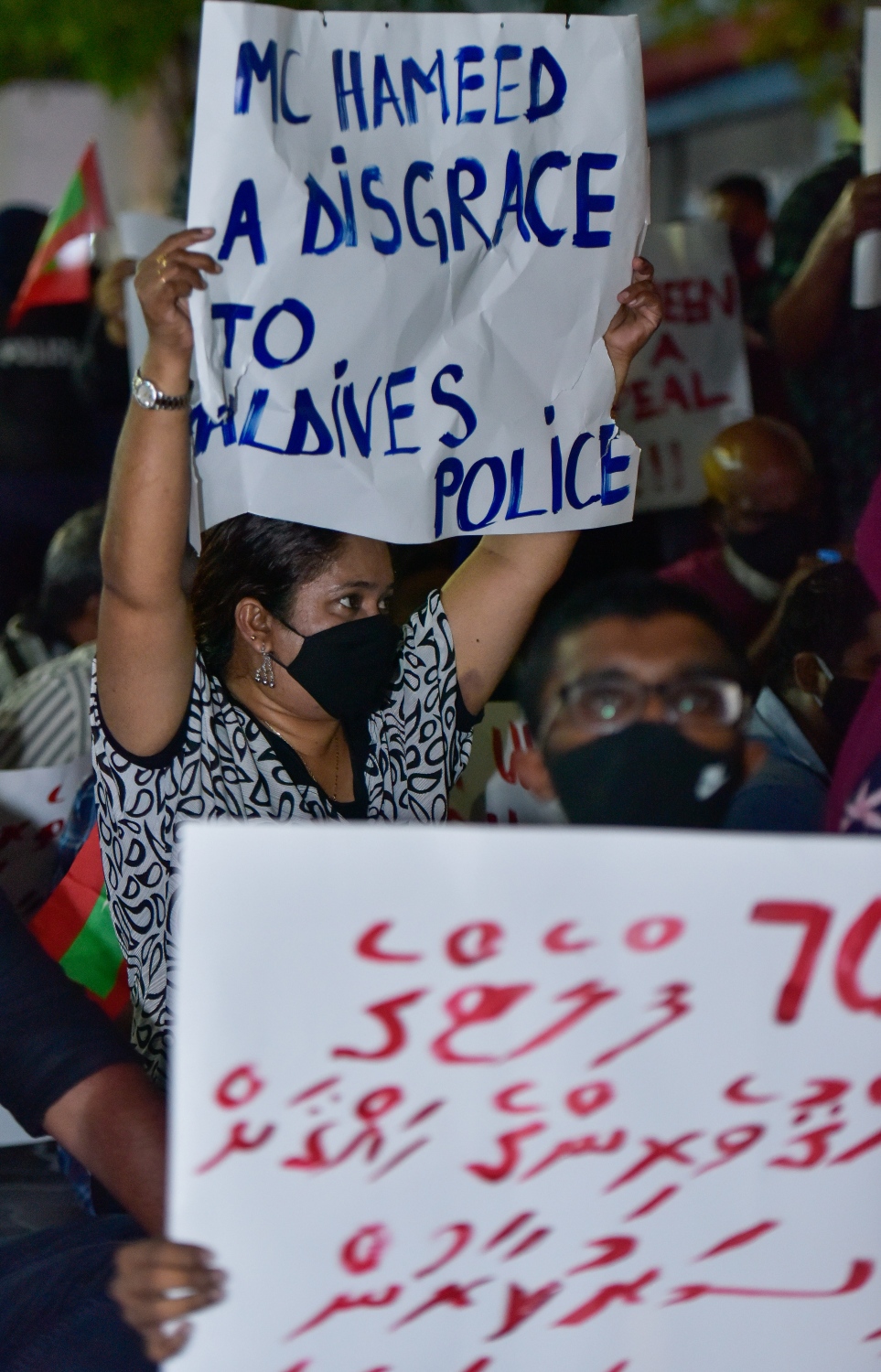 މާލެ: ޖުލައި 28، 2020- ރައީސް އިބްރާހިމް މުހައްމަދު ސޯލިހު އިސްތިއުފާ ދެއްވުމަށާއި ސަރުކާރުގެ އެކި ކަންކަމަށް ފާޑުކިޔަން އިދިކޮޅުން ފަށާފައިވާ ސިލްސިލާ މުޒާހަރާގެ މިރޭގެ އެއްވުމުގައި ޕީއެންސީގެ ރައީސް އަބްދުއްރަހީމް އަބްދުﷲ ވާހަކަ ދައްކަވަނީ.---ފޮޓޯ: އަހުމަދު އަވްޝަން/މިހާރު