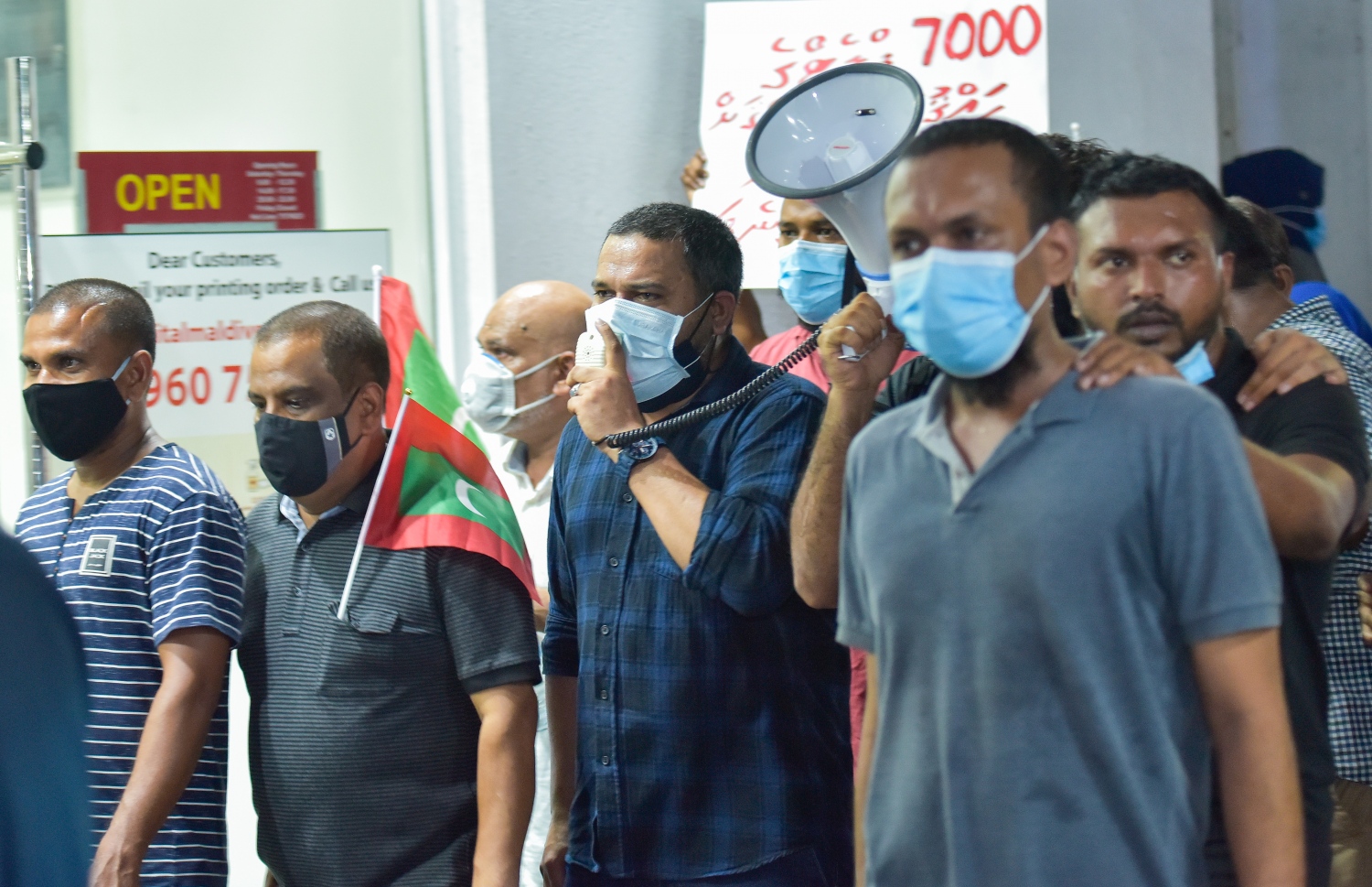 މާލެ: ޖުލައި 28، 2020- ރައީސް އިބްރާހިމް މުހައްމަދު ސޯލިހު އިސްތިއުފާ ދެއްވުމަށާއި ސަރުކާރުގެ އެކި ކަންކަމަށް ފާޑުކިޔަން އިދިކޮޅުން ފަށާފައިވާ ސިލްސިލާ މުޒާހަރާގެ މިރޭގެ ހަރަކާތުގައި ޕީޕީއެމްގެ ނައިބު ރައީސް އަހުމަދު ޝިޔާމް، މުޒާހަރާގެ ބައިވެރިންނާ ވާހަކަ ދައްކަވަނީ.---ފޮޓޯ: އަހުމަދު އަވްޝަން/މިހާރު