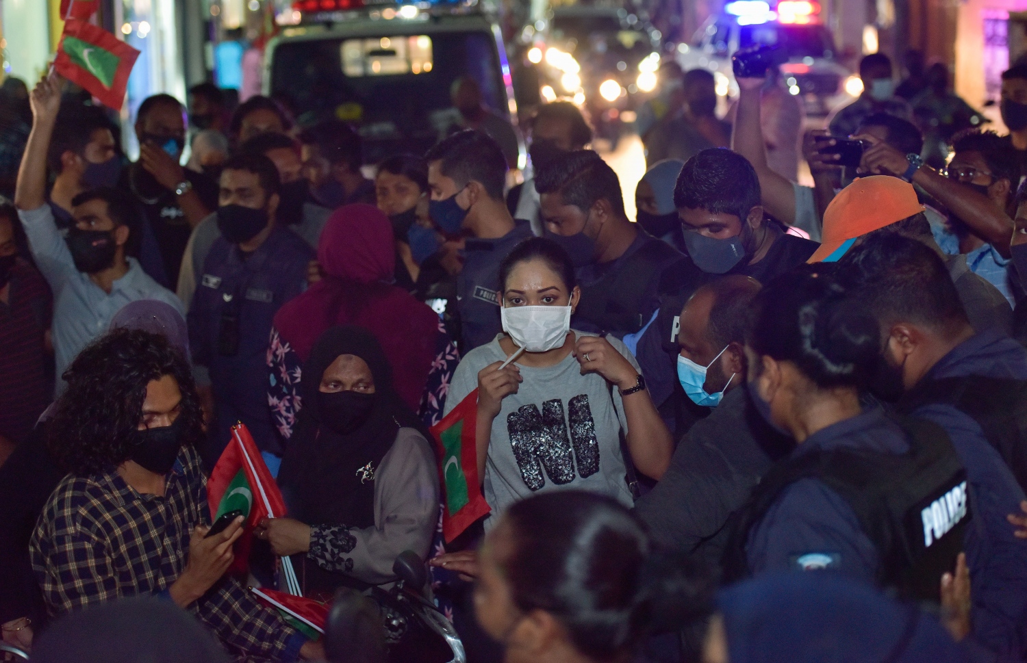 މާލެ: ޖުލައި 28، 2020- ރައީސް އިބްރާހިމް މުހައްމަދު ސޯލިހު އިސްތިއުފާ ދެއްވުމަށާއި ސަރުކާރުގެ އެކި ކަންކަމަށް ފާޑުކިޔަން އިދިކޮޅުން ފަށާފައިވާ ސިލްސިލާ މުޒާހަރާގެ މިރޭގެ އެއްވުމުގެ ތެރެއިން.---ފޮޓޯ: އަހުމަދު އަވްޝަން/މިހާރު