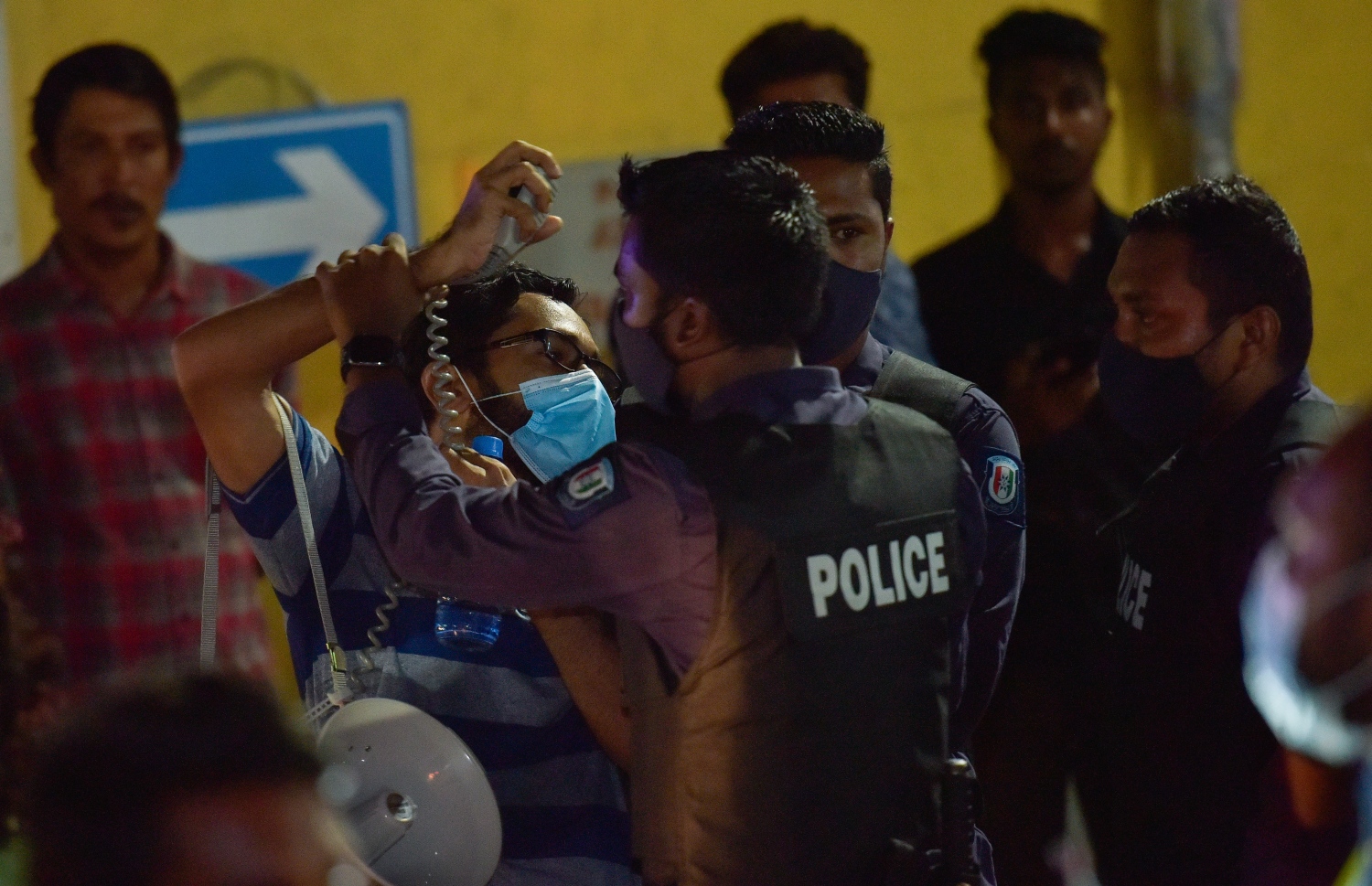 މާލެ: ޖުލައި 28، 2020- ރައީސް އިބްރާހިމް މުހައްމަދު ސޯލިހު އިސްތިއުފާ ދެއްވުމަށާއި ސަރުކާރުގެ އެކި ކަންކަމަށް ފާޑުކިޔަން އިދިކޮޅުން ފަށާފައިވާ ސިލްސިލާ މުޒާހަރާގެ މިރޭގެ އެއްވުމުގެ ތެރެއިން.---ފޮޓޯ: އަހުމަދު އަވްޝަން/މިހާރު