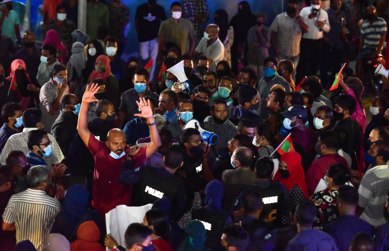 މާލެ: ޖުލައި 28، 2020- ރައީސް އިބްރާހިމް މުހައްމަދު ސޯލިހު އިސްތިއުފާ ދެއްވުމަށާއި ސަރުކާރުގެ އެކި ކަންކަމަށް ފާޑުކިޔަން އިދިކޮޅުން ފަށާފައިވާ ސިލްސިލާ މުޒާހަރާގެ މިރޭގެ އެއްވުން ރޫޅައިލަން ފުލުހުން މަސައްކަތް ކުރަނީ.---ފޮޓޯ: އަހުމަދު އަވްޝަން/މިހާރު