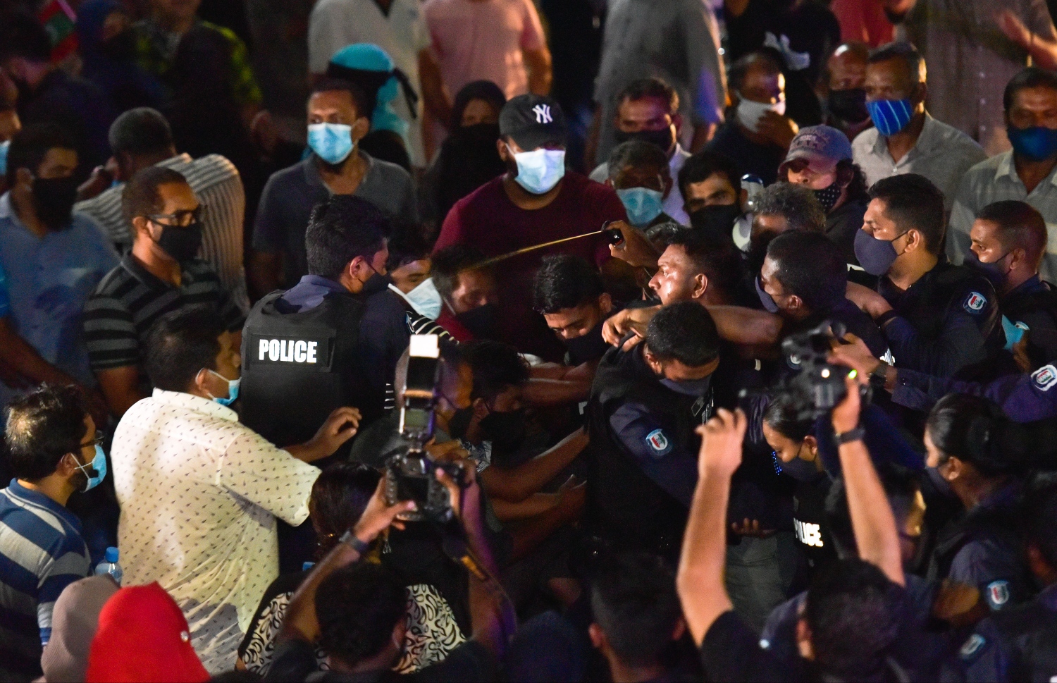 އިދިކޮޅުގެ ސިލްސިލާ މުޒާހަރާގެ ތެރެއިން...