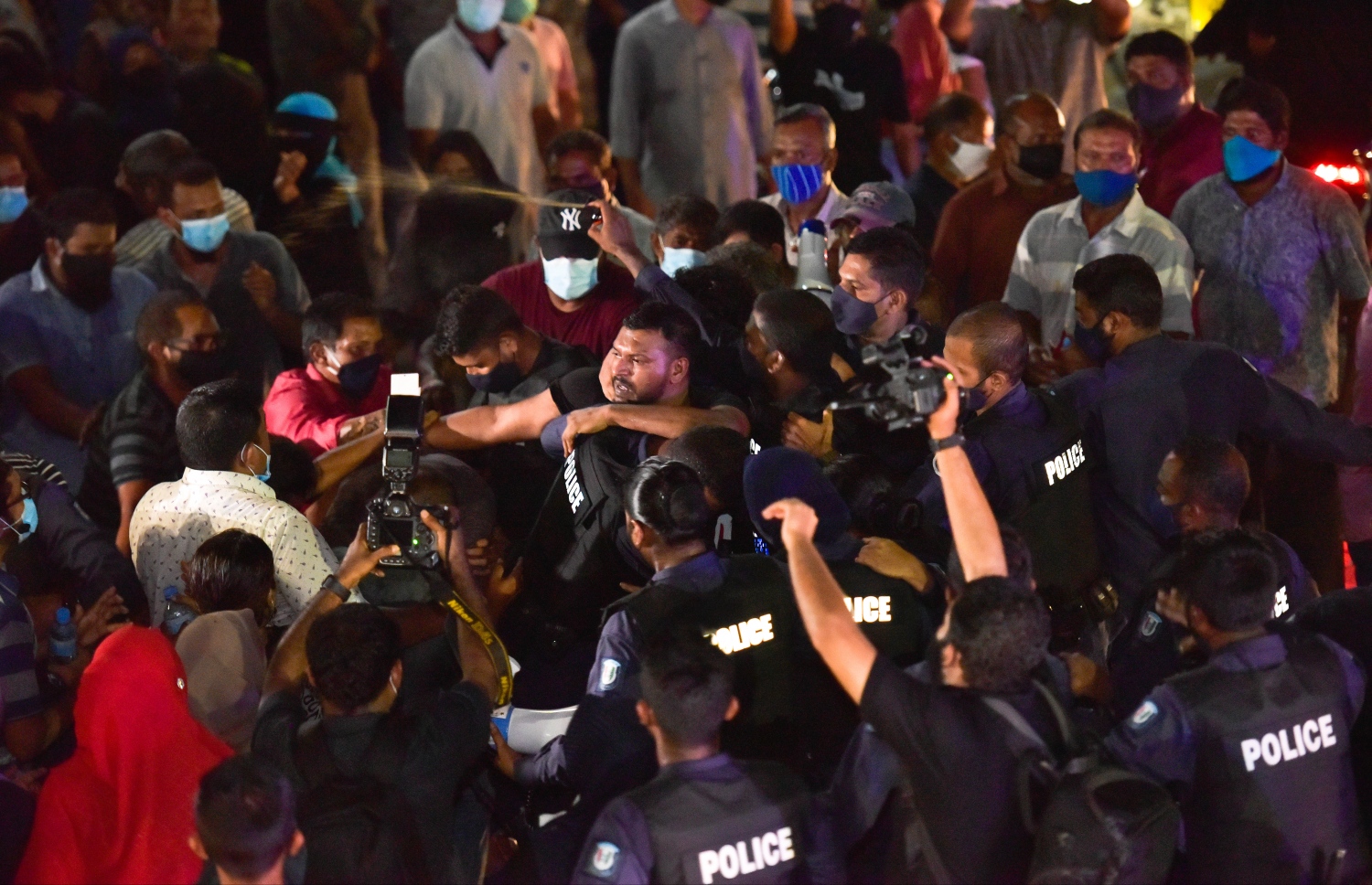 މާލެ: ޖުލައި 28، 2020- ރައީސް އިބްރާހިމް މުހައްމަދު ސޯލިހު އިސްތިއުފާ ދެއްވުމަށާއި ސަރުކާރުގެ އެކި ކަންކަމަށް ފާޑުކިޔަން އިދިކޮޅުން ފަށާފައިވާ ސިލްސިލާ މުޒާހަރާގެ މިރޭގެ އެއްވުން ރޫޅައިލަން ފުލުހުން މަސައްކަތް ކުރަނީ.---ފޮޓޯ: އަހުމަދު އަވްޝަން/މިހާރު