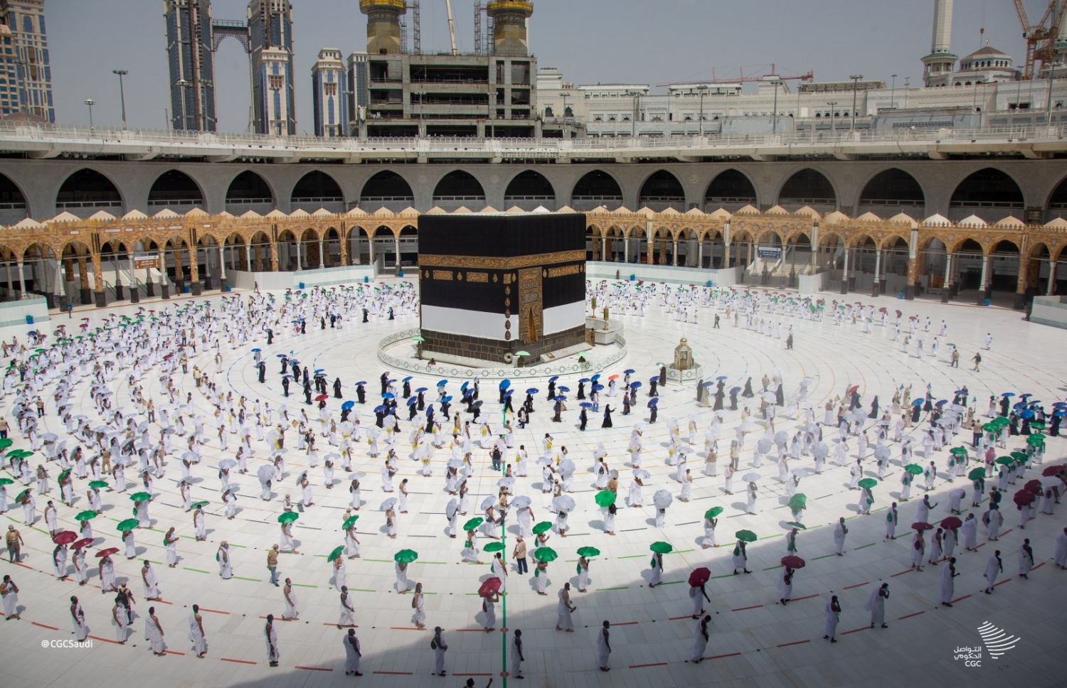 ގައިދުރުކަން ބަހައްޓައިގެން ހައްޖުވެރިން ގެފުޅު ވަށައިގެން ތޮވާފުކުރަނީ: މިފަހަރުގެ ހައްޖު އަޅުކަމަށް ފުރުސަތު ދިނީ އެންމެ 10،000 މީހުންނަށް