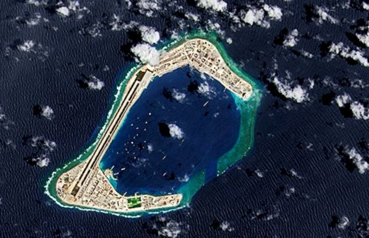 ސައުތު ޗައިނާ ކަނޑުގެ ޖަޒީރާއެއް ކަމަށްވާ ވޫޑީ އައިލެންޑް ހިއްކުމަށް ފަހު، ޗައިނާ އިން ހަދާފައިވާ އެއާޕޯޓެއް. --ސެޓެލައިޓް ފޮޓޯ: ގެޓީ އިމޭޖަސް