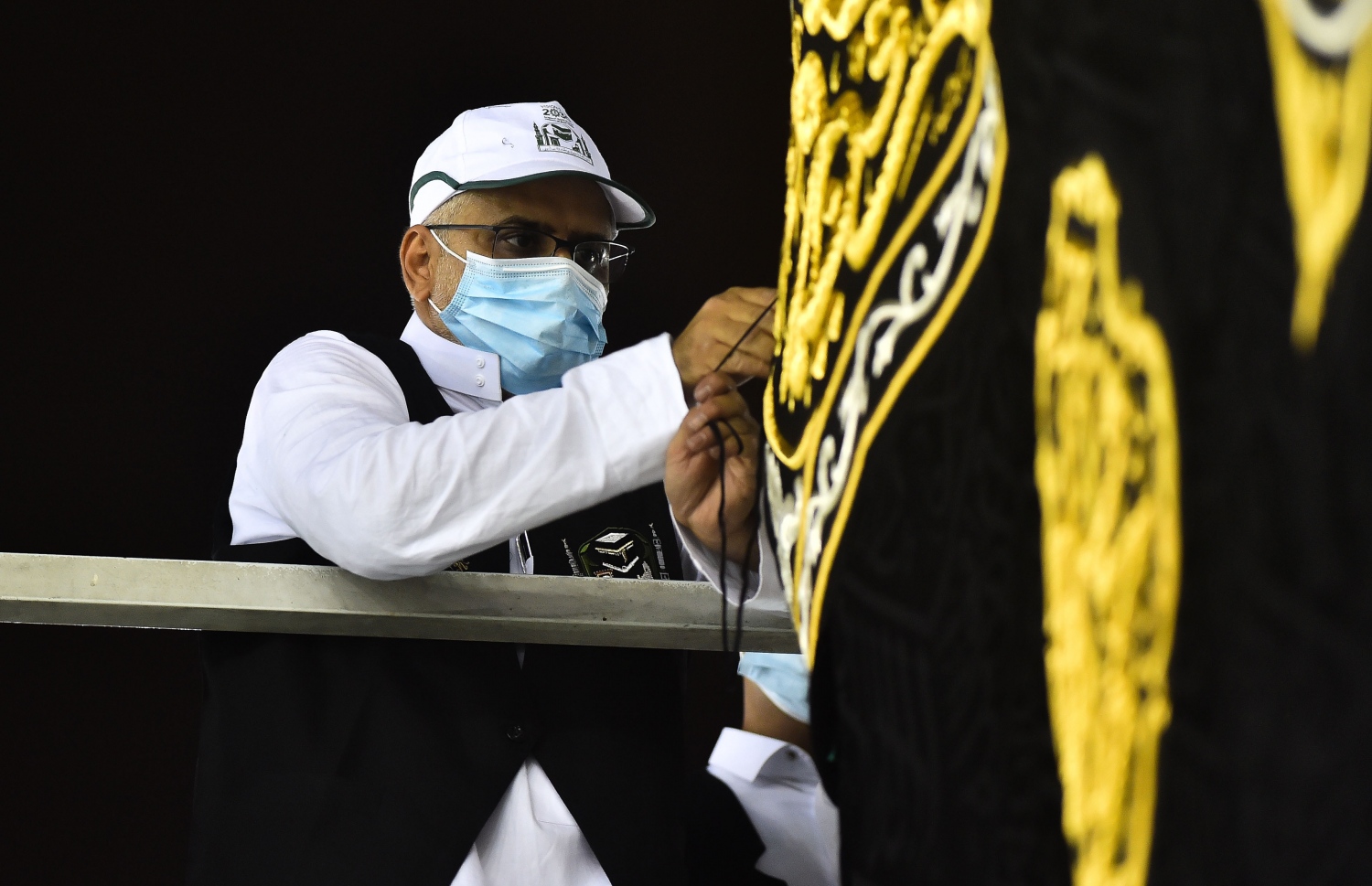 ޖުލައި 29، 2020 ގައި ކައުބާގެ އުރަކޮޅު ބަދަލު ކުރުމުގެ މަސައްކަތް ކުރަނީ --ފޮޓޯ:އޭއެފްޕީ