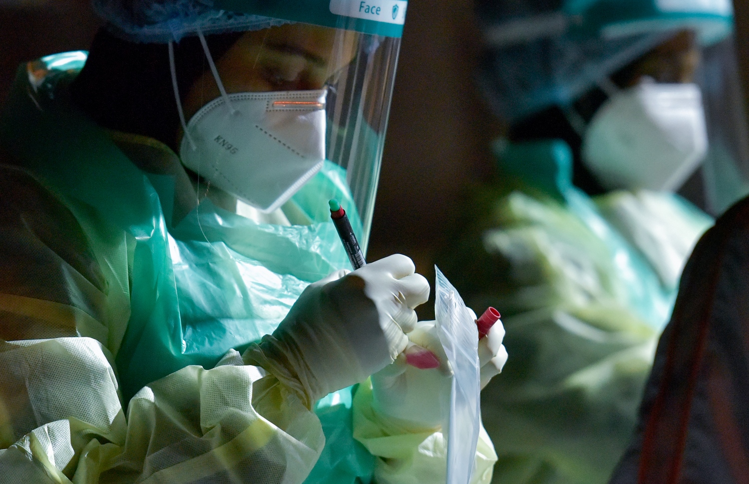 ކޮވިޑް-19 އަށް ޓެސްޓް ކުރަން ސާމްޕަލް ނަގަނީ: ޕީޕީއީ ލައިގެން ގިނަ ގަޑިއިރުތަކެއް ވާންދެން މަސައްކަތް ކުރުމަކީ އުނދަގޫ ކަމެއް -- ފޮޓޯ/މިހާރު