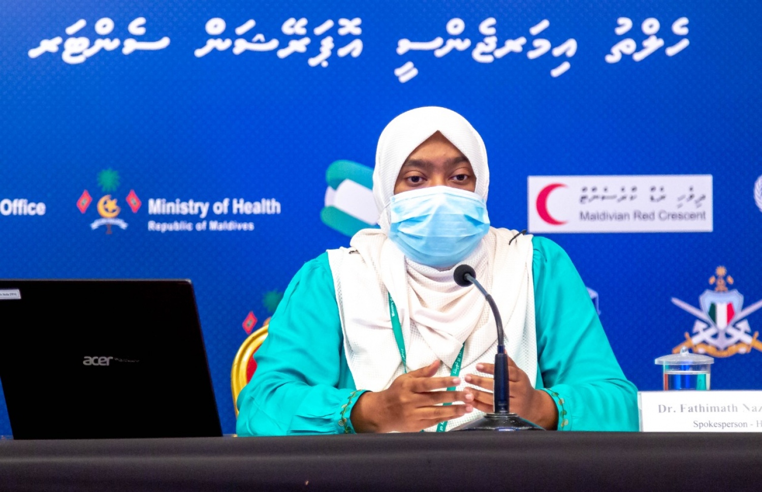 ހެލްތު އިމަޖެންސީ އޮޕަރޭޝަން ސެންޓަރު (އެޗްއީއޯސީ) އިން މިރޭ ބޭއްވި މީޑިއާ ބްރީފިންގައި އެ ސެންޓަރުގެ ތަރުޖަމާން ޑރ. ނަޒްލާ ރަފީގު ވާހަކަ ދައްކަވަނީ.