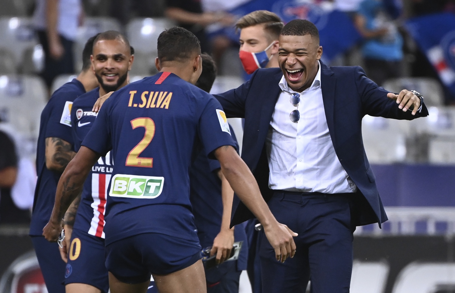 މެޗަށް ފަހު ޕީއެސްޖީގެ އެމްބާޕޭ (ކ) އާއި އެ ޓީމުގެ ކެޕްޓަން ތިއާގޯ ސިލްވާ އުފާފާޅުކުރަނީ. -- ފޮޓޯ: އޭއެފްޕީ