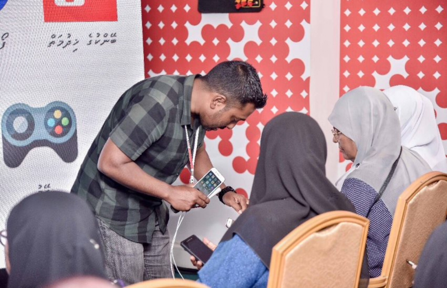 އުރީދޫގެ ކަސްޓަމަރަކަށް މުވައްޒަފަކު މައުލޫމާތު ދެނީ: އާ ހިދުމަތްތައް އަންނަނީ ތައާރަފުކުރަމުން --ފޮޓޯ:އުރީދޫ