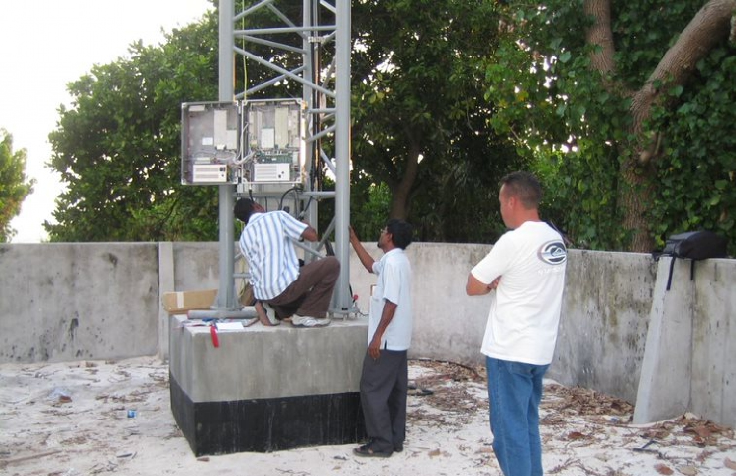 ރަށްރަށަށް މޮބައިލް ފޯނުގެ ހިދުމަތް ފެށުމުގެ ކުރިން އުރިދޫން ރަށެއްގައި އެންޓަނާއެއް ހަރުކުރަނީ