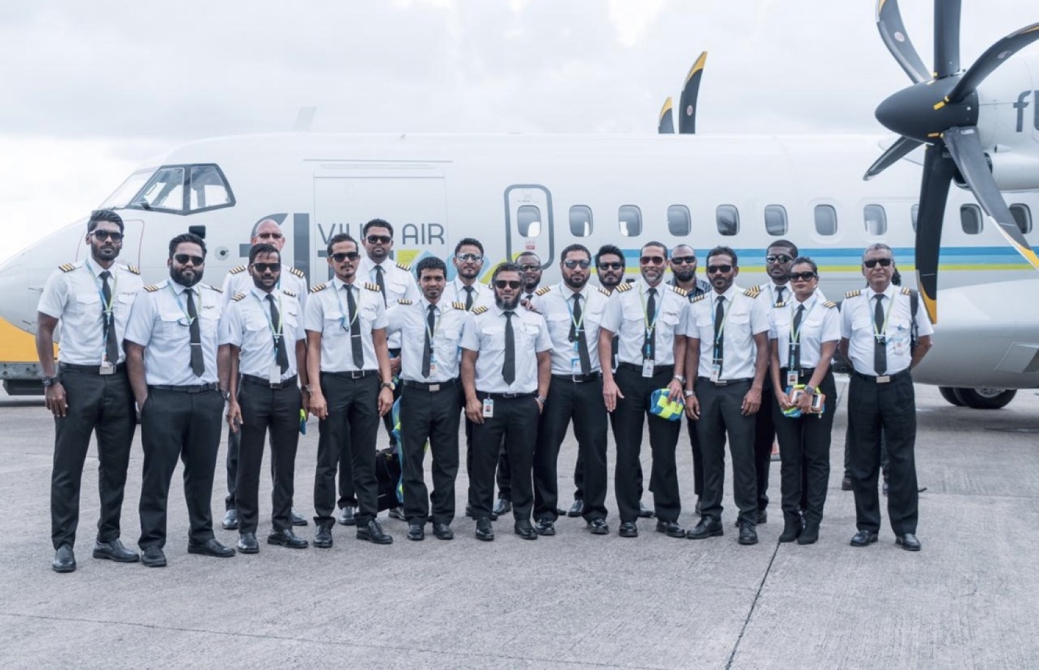 ސަނޫން (ވާތުން ހަތަރު ވަނަ އަށް) އޭނާއާއެކު މަސައްކަތް ކުރާ ޕައިލެޓުންނާއެކު: ކުއްލި ގޮތަކަށް ރޭ މަރުވި ސަނޫނަކީ ވަރަށް އަހުލާގު ރަނގަޅު ކެޕްޓަނެއް ކަމަށް ފްލައިމީން ބުނޭ-- ފޮޓޯ: ފަލައިމީ