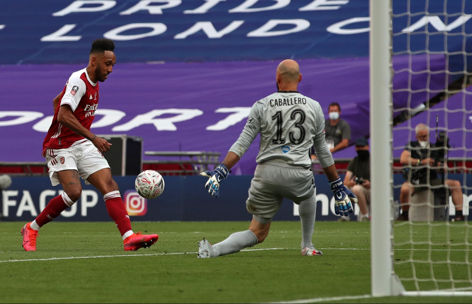 ޗެލްސީގެ ކީޕަރު ކަބަލޭރޯ (ކ) ކައިރިން އޮބާމަޔަން ބޯޅަ ގޯލަށް ފޮނުވާލަނީ.-- ފޮޓޯ: އޭއެފްޕީ