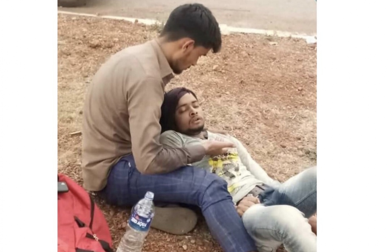 މުހައްމަދު ސައްޔޫބު އޭނާގެ ކުޑައިރުގެ ރަހުމަތްތެރިޔާ އަމްރިތު ކުމާރު އުނގުމަތީ ބާއްވާލައިގެން: ދެ ރަހުމަތްތެރިންގެ މި ފޮޓޯ އިންޑިއާގެ ސޯޝަލް މީޑިއާގައި ވައިރަލްވި.