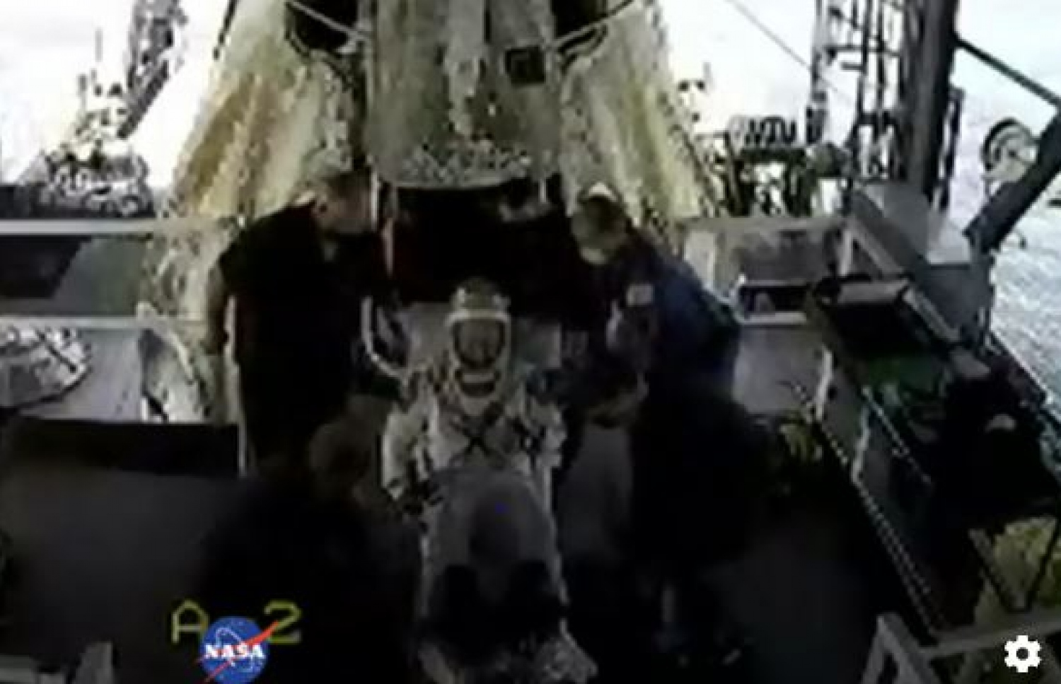 ސްޕޭސްއެކްސްގެ ޑްރެގަން ކެޕްސޫލުން ނެރުމާ އެކު އެސްޓްރޮނޯޓް ހާލީ އަށް ރިކަވަރީ ކްރޫން އެހީވަނީ. --ފޮޓޯ:އޭއެފްޕީ