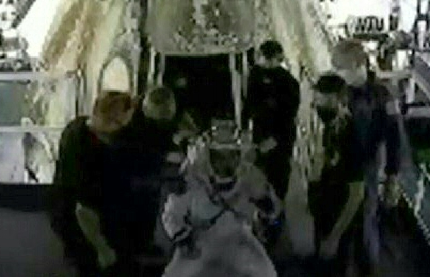 ސްޕޭސްއެކްސްގެ ޑްރެގަން ކެޕްސޫލުން ނެރުމާ އެކު އެސްޓްރޮނޯޓް ބެންކަން އަށް ރިކަވަރީ ކްރޫން އެހީވަނީ. --ފޮޓޯ:އޭއެފްޕީ