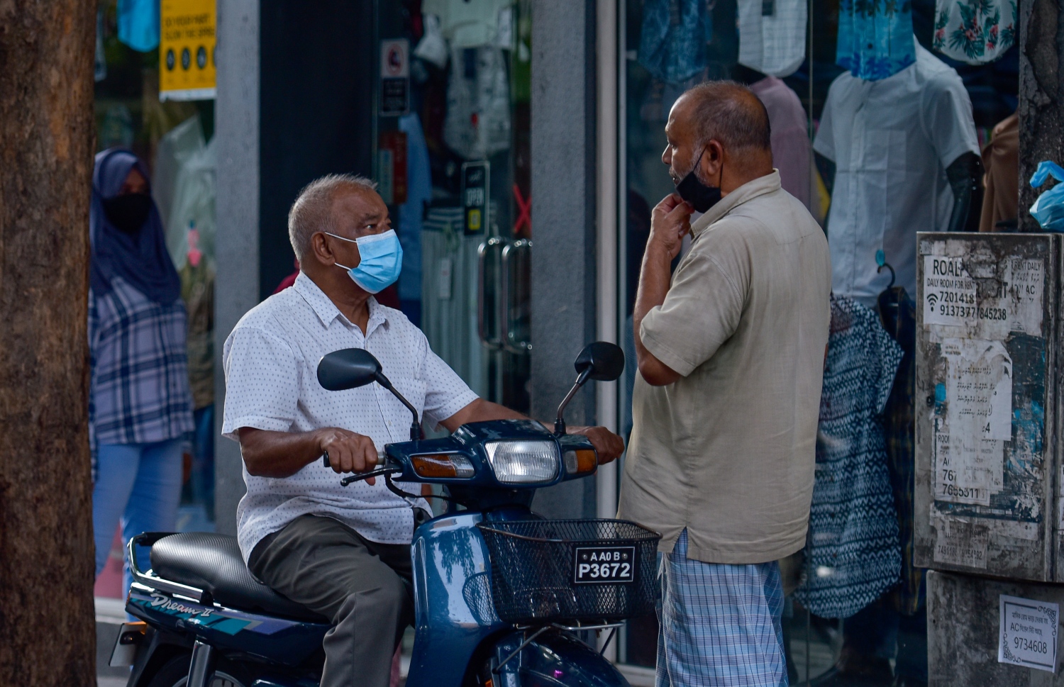 މަގުމަތީގައި ބަޔަކު ވާހަކަދައްކަން މަޑުކޮށްލައިގެން: ބައްދަލުވާ ދެ މީހުން ވެސް ތިބީ މާސްކް އަޅައިގެން ނަމަ، ބަލި ޖެހުމުގެ ފުރުސަތު ކުޑަ-- ފޮޓޯ: އަހުމަދު އަވްޝަން/ މިހާރު