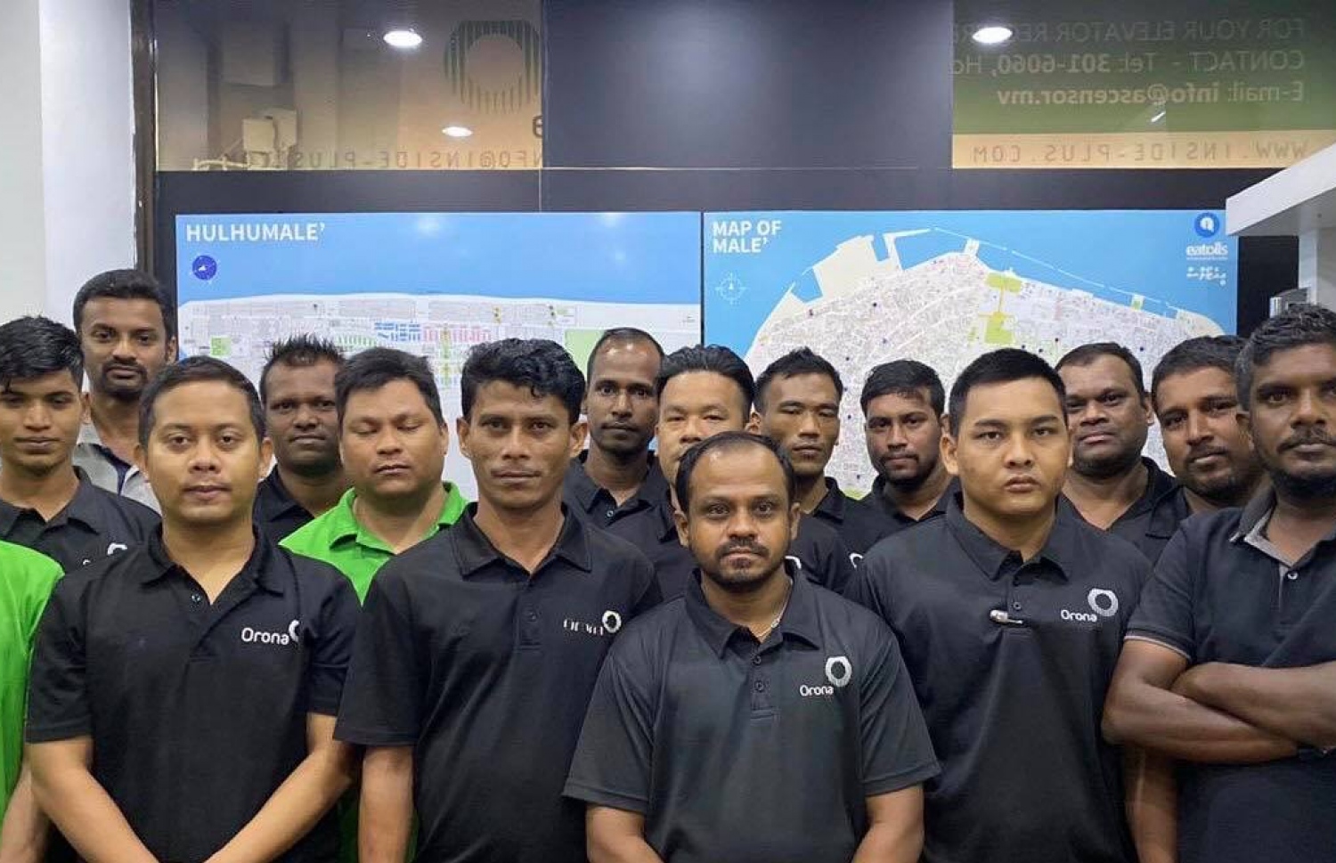 އެސެންސާ ކުންފުނީގެ މުވައްޒަފުން. ރާއްޖެއަށް އޮރޯނާ ލިފްޓް ލާ ދެނީ އެކުންފުނިން--