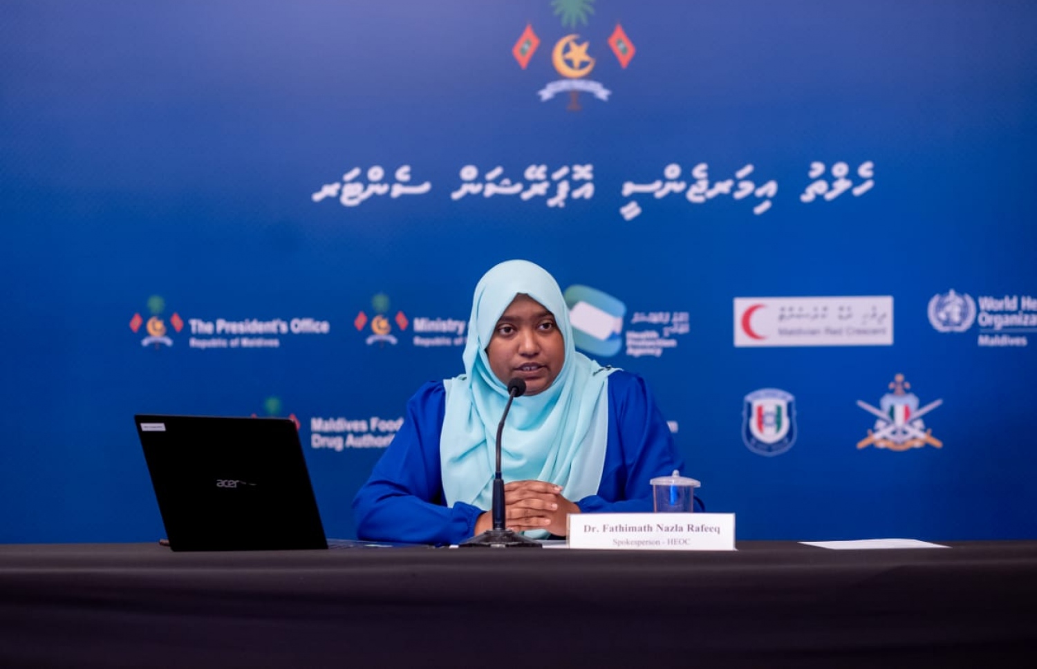 ޑރ. ނަޒްލާ ނޫސްވެރިންނާ އޮންލައިންކޮށް ވާހަކަ ދައްކަވަނީ.